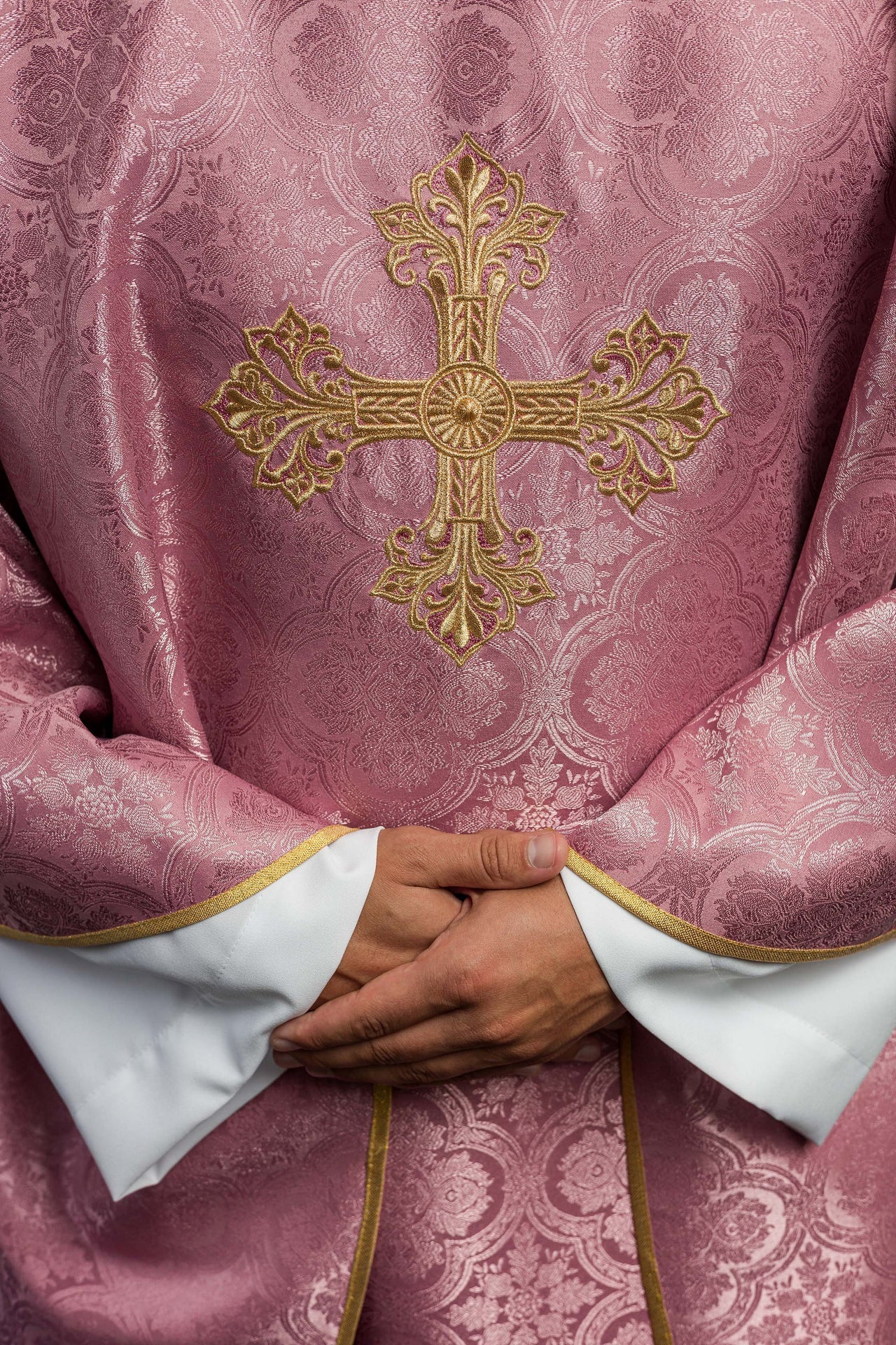 Różowy ornat z krzyżem uszyty z wzorzystej tkaniny - ORNATY.PL