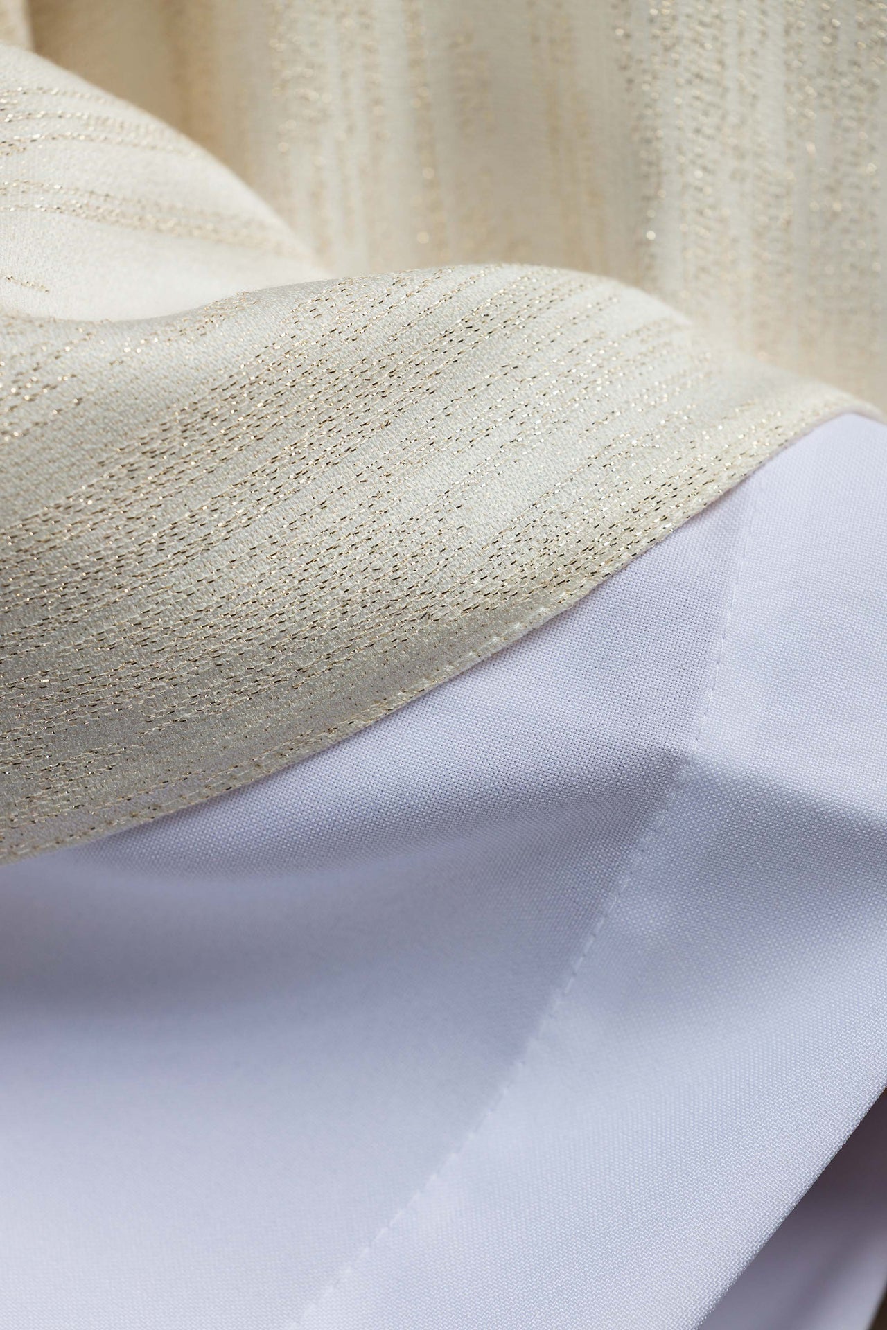 Bestickte Kasel mit dem Jerusalemer Kreuz – Ecru