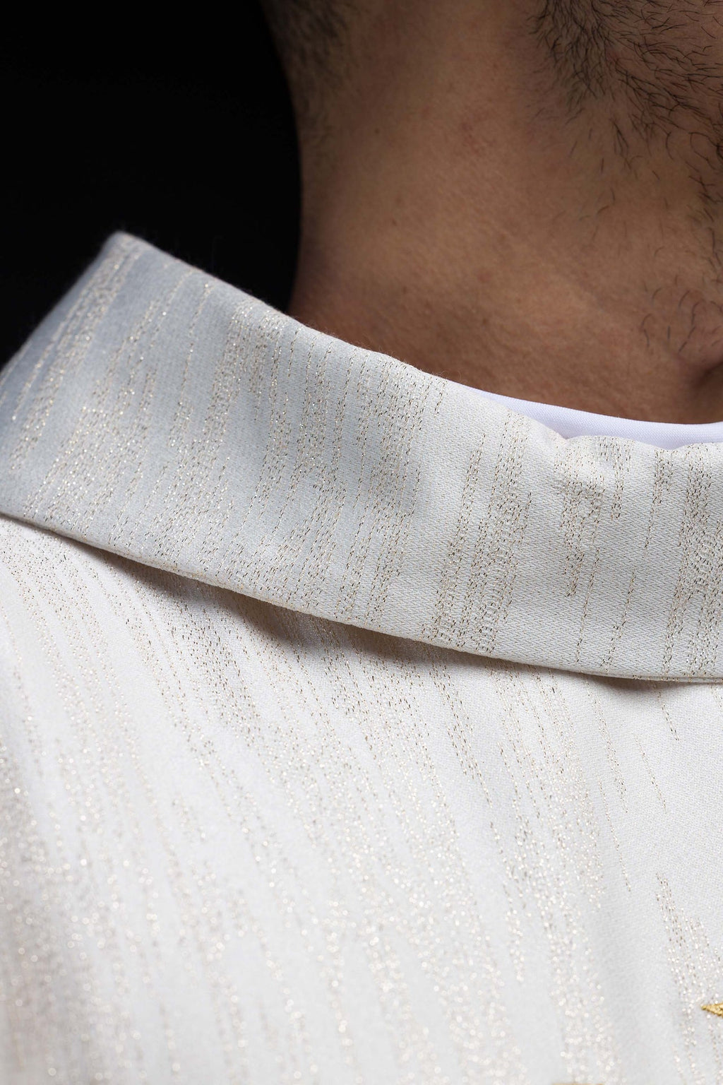 Bestickte Kasel mit dem Jerusalemer Kreuz – Ecru