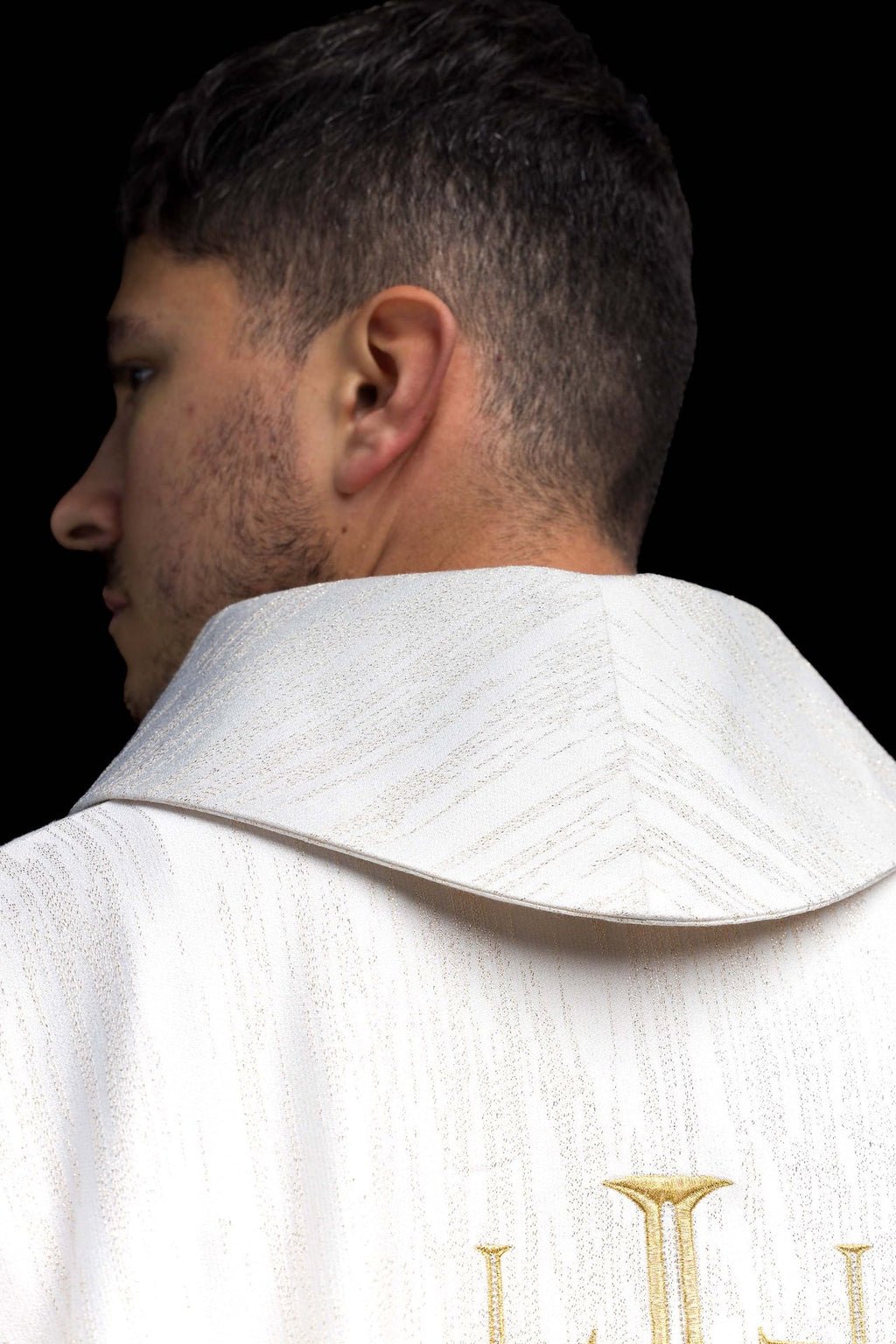 Bestickte Kasel mit dem Jerusalemer Kreuz – Ecru