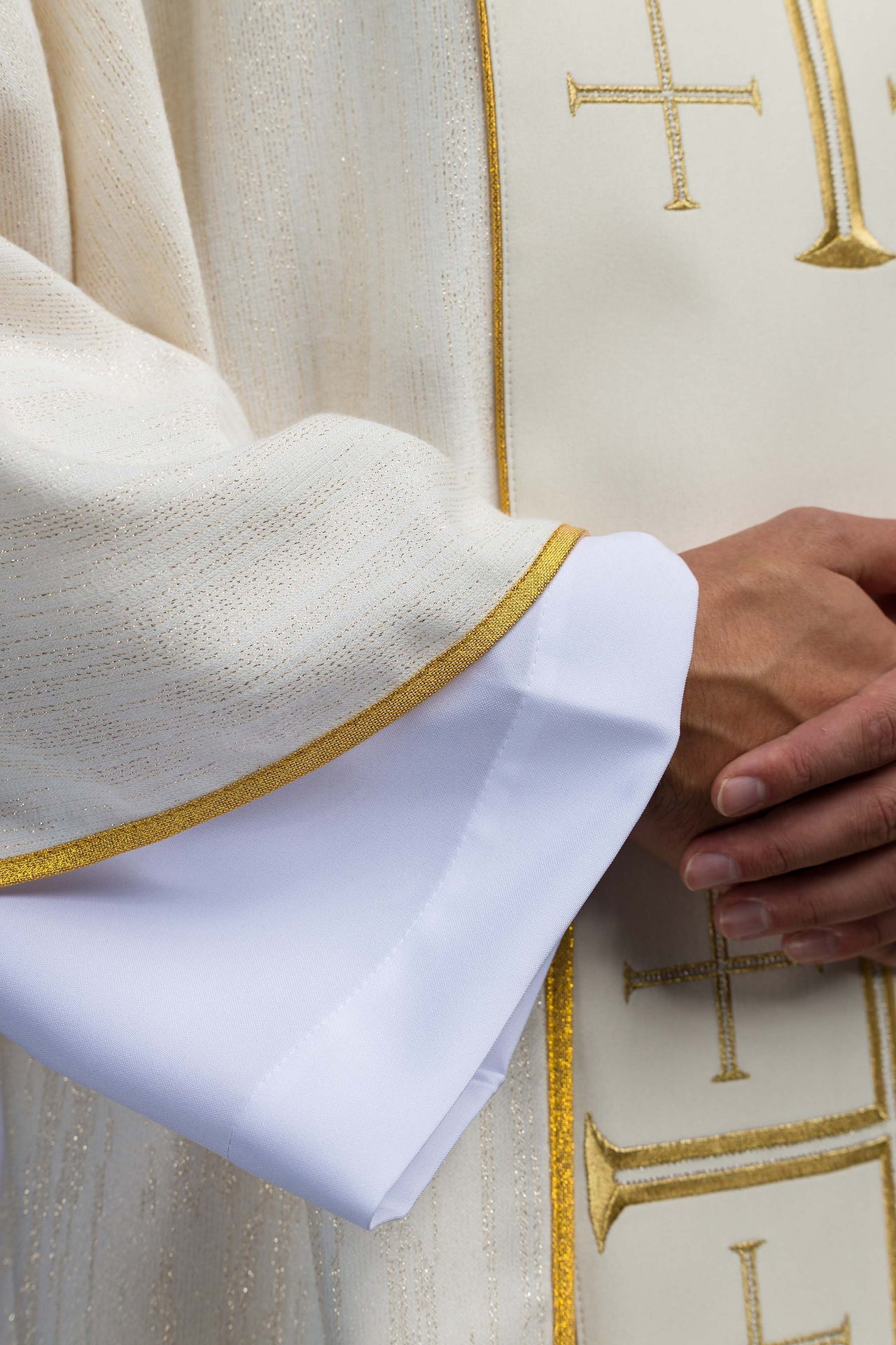 Bestickte Kasel mit Streifen und Jerusalemer Kreuzen – Ecru