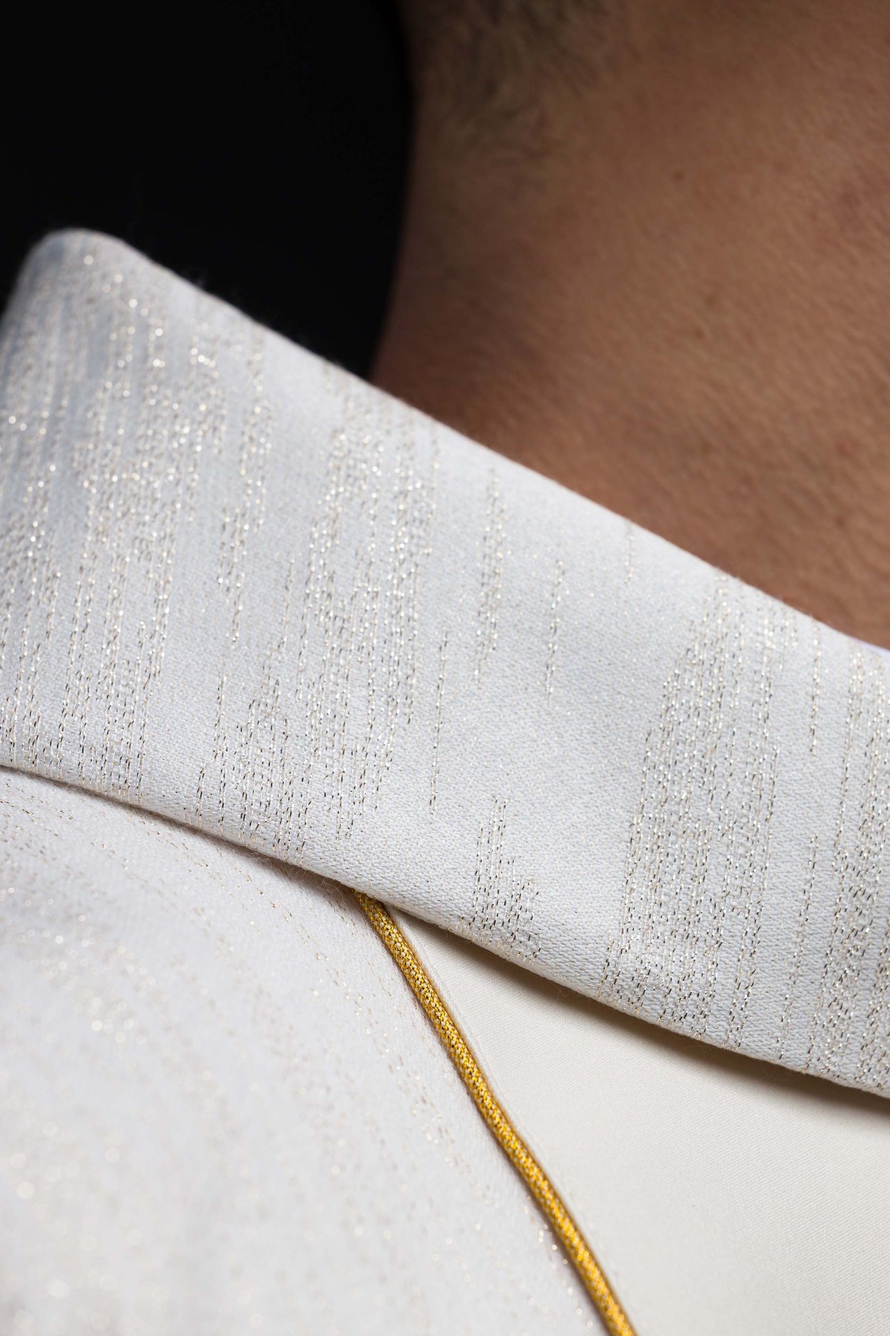 Bestickte Kasel mit Streifen und Jerusalemer Kreuzen – Ecru