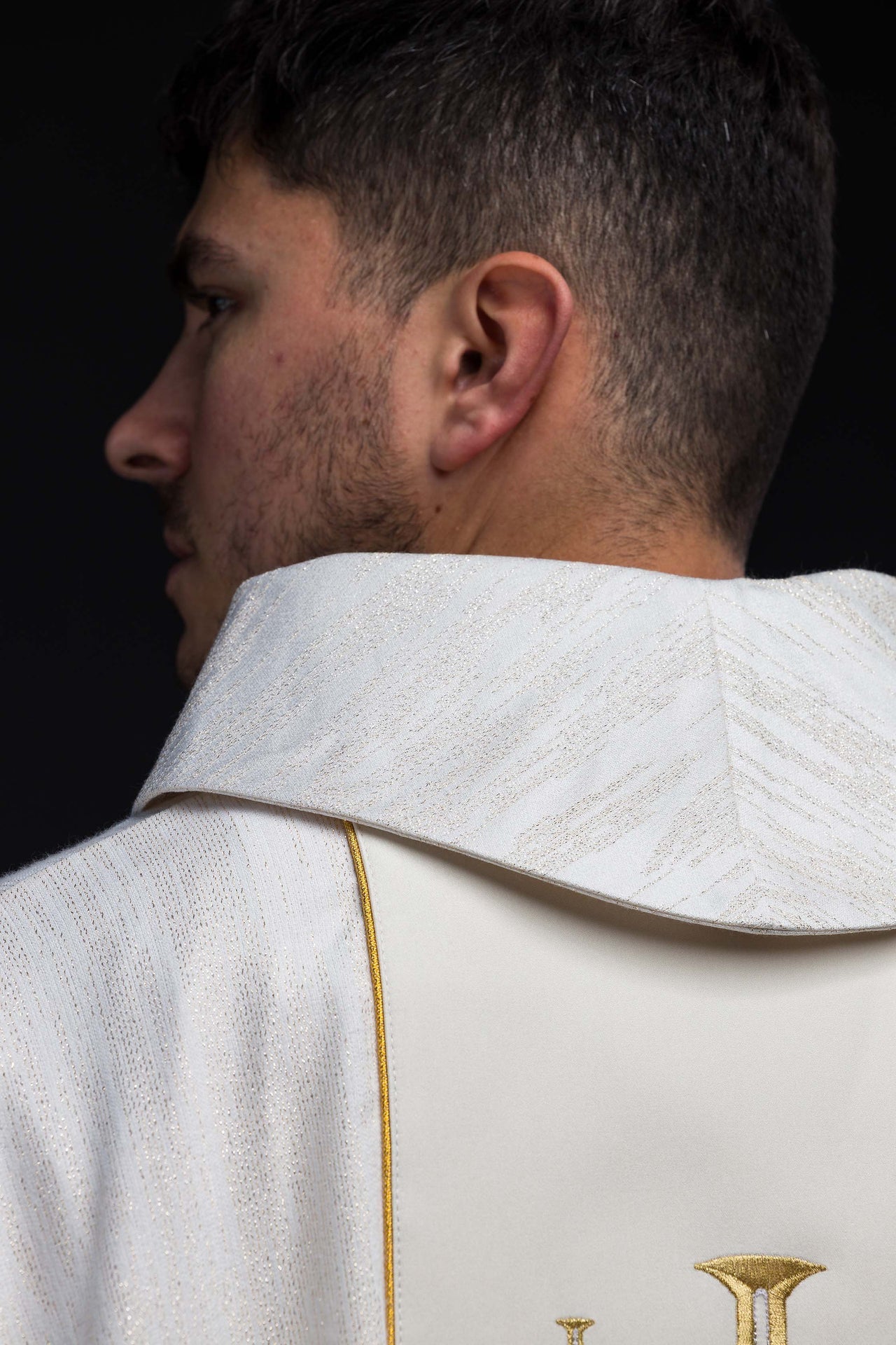 Bestickte Kasel mit Streifen und Jerusalemer Kreuzen – Ecru