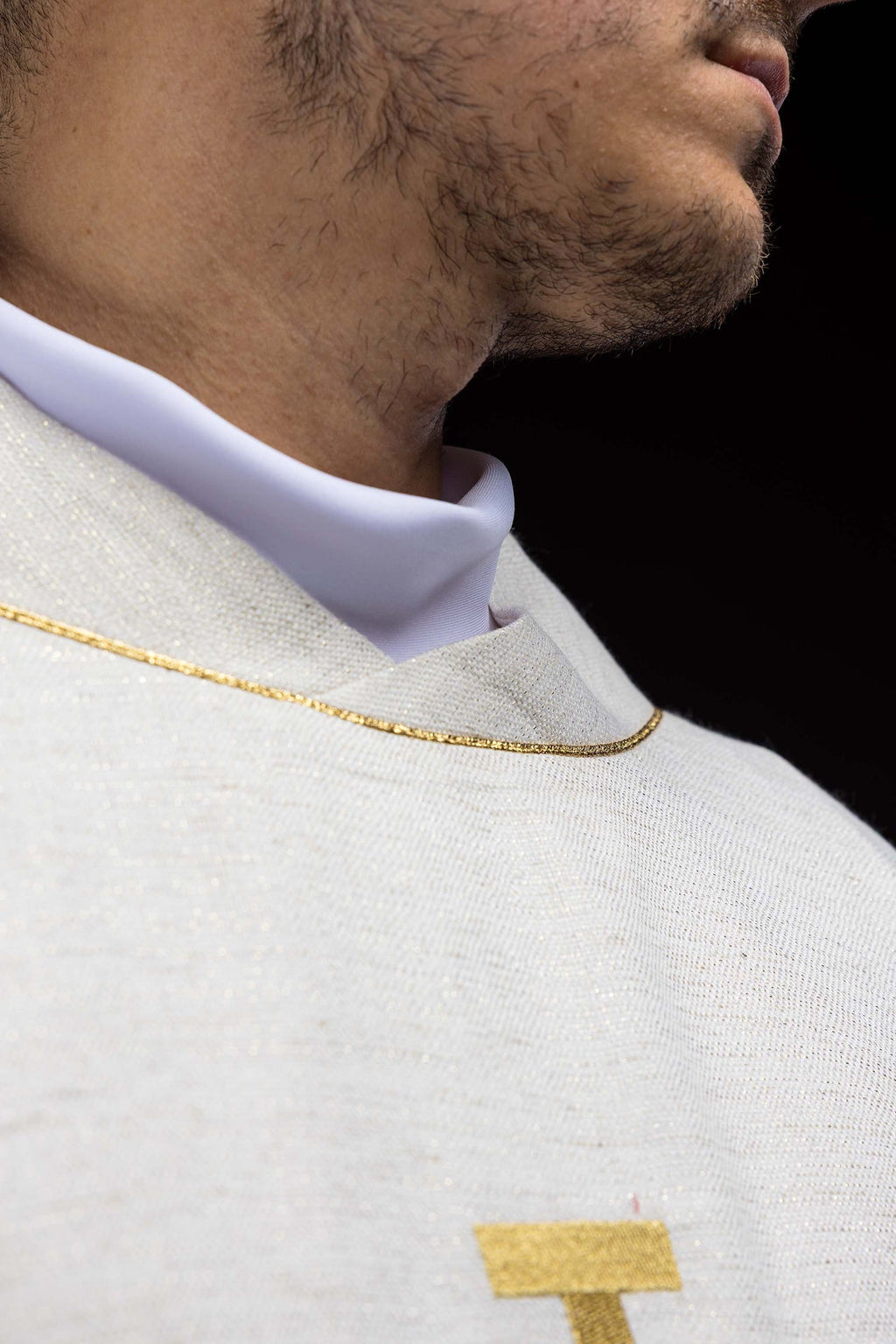 Kasel bestickt mit dem Jerusalemer Kreuz Ecru