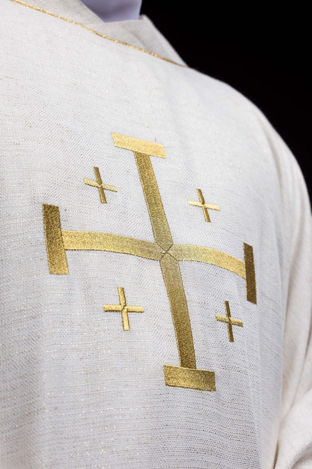 Kasel bestickt mit dem Jerusalemer Kreuz Ecru
