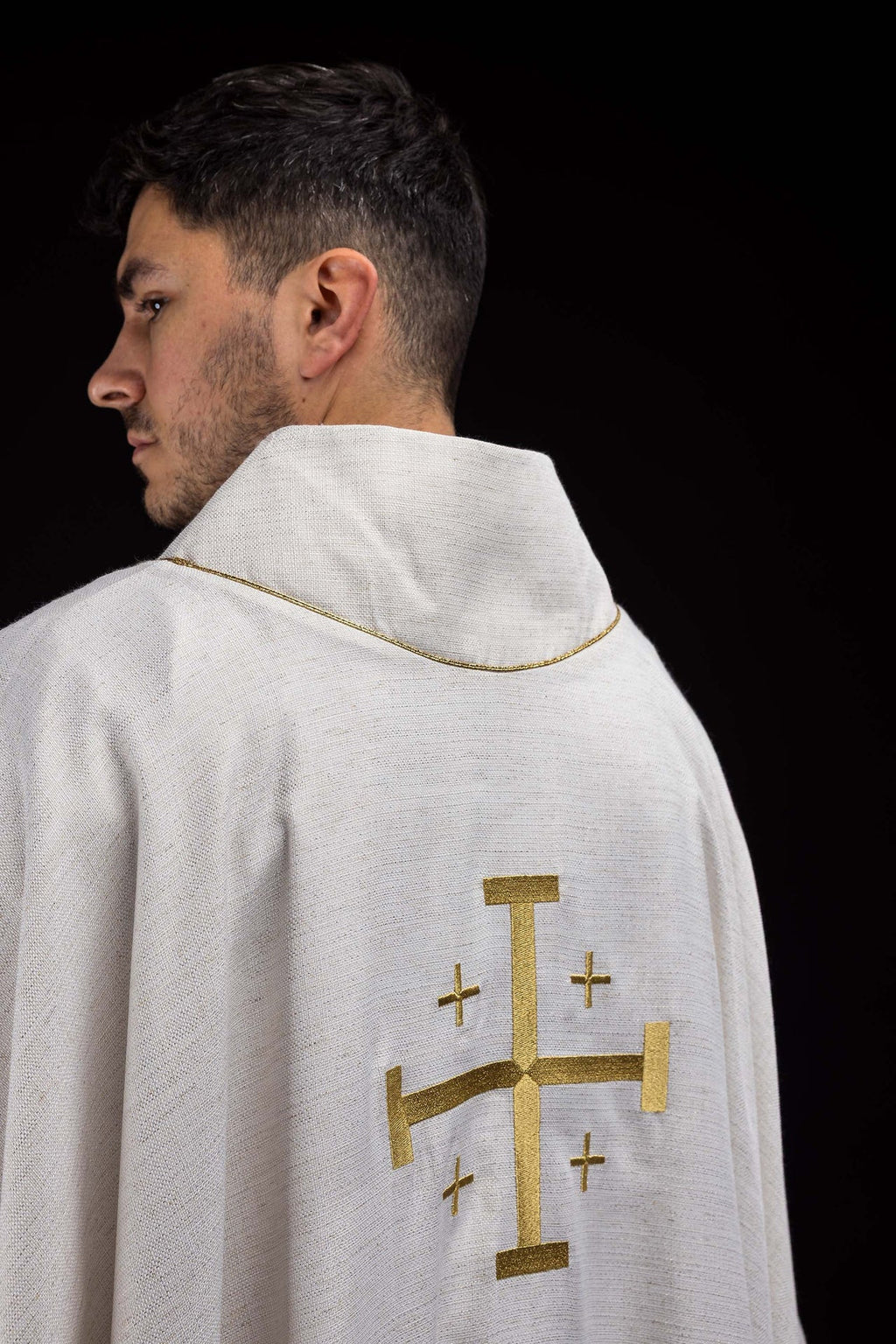 Kasel bestickt mit dem Jerusalemer Kreuz Ecru