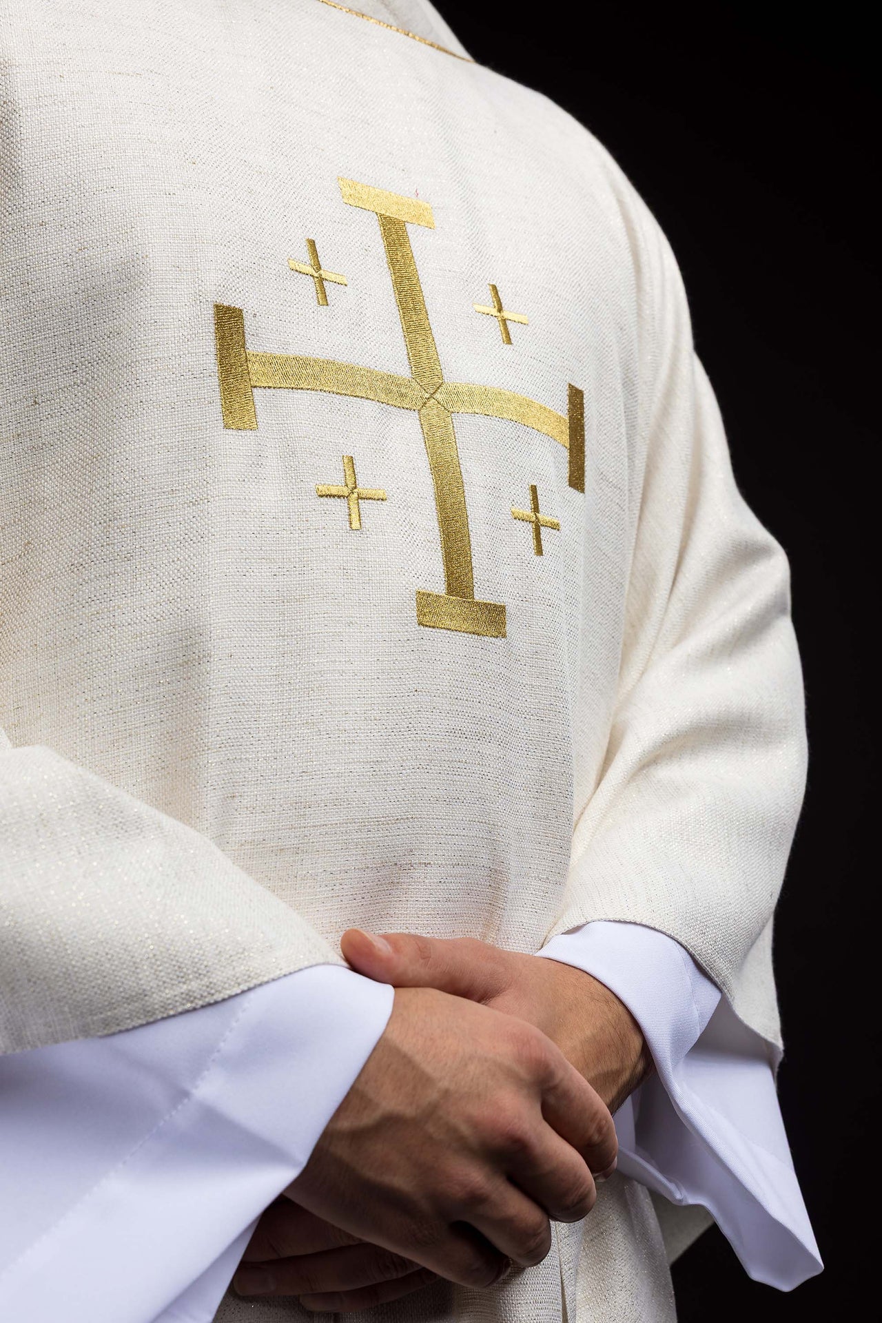 Kasel bestickt mit dem Jerusalemer Kreuz Ecru