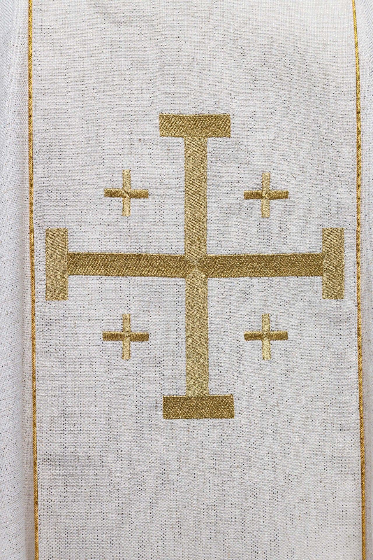 Bestickte Kasel mit Jerusalemer Kreuz – Ecru