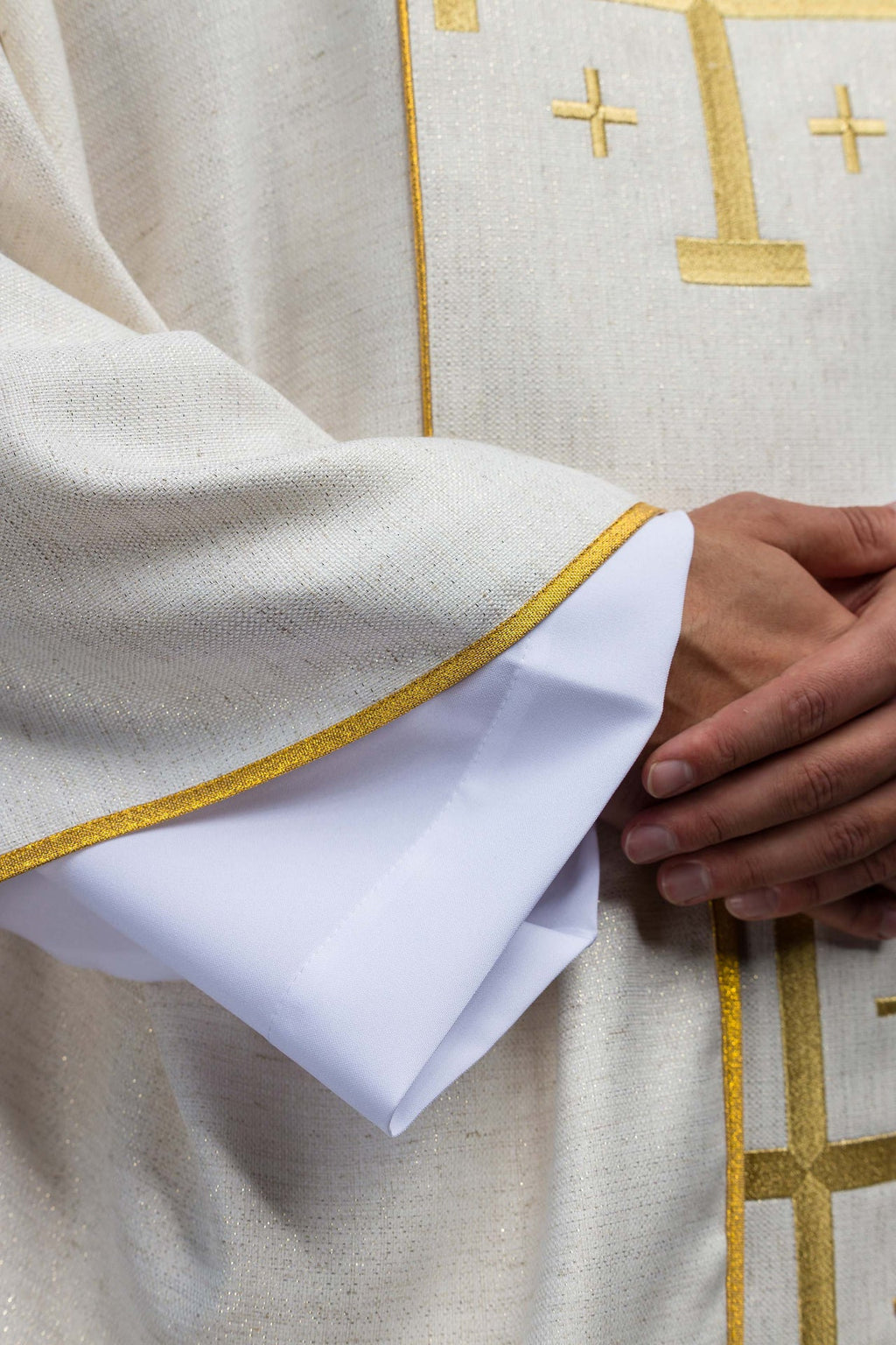 Bestickte Kasel mit Jerusalemer Kreuz – Ecru