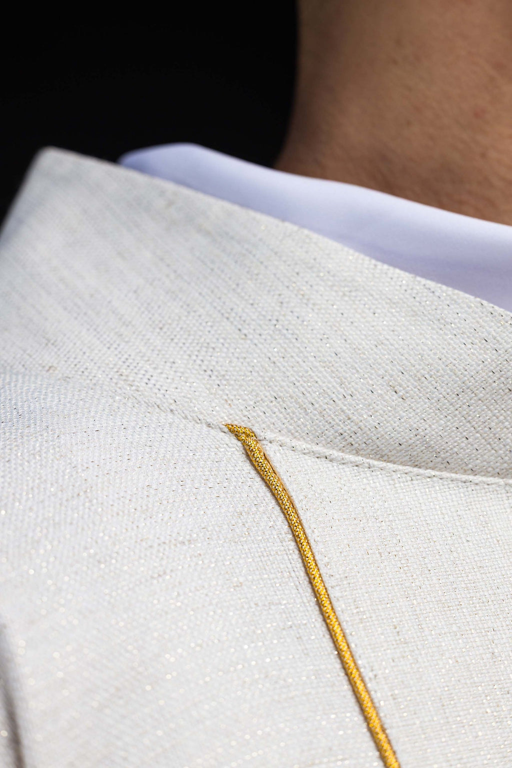 Bestickte Kasel mit Jerusalemer Kreuz – Ecru