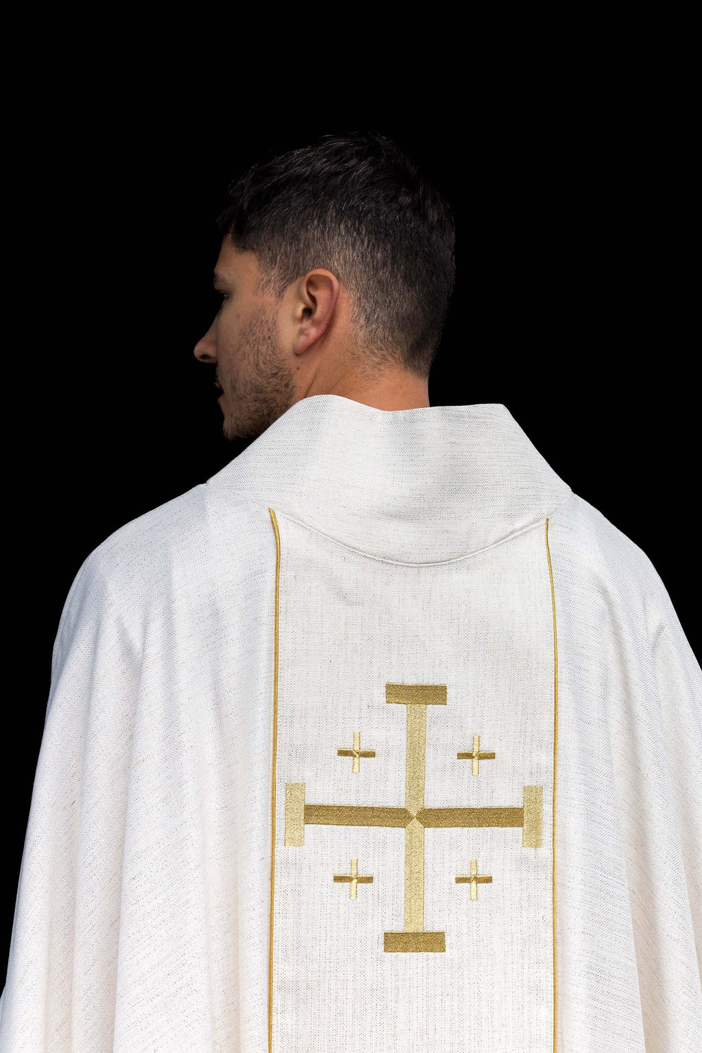 Bestickte Kasel mit Jerusalemer Kreuz – Ecru