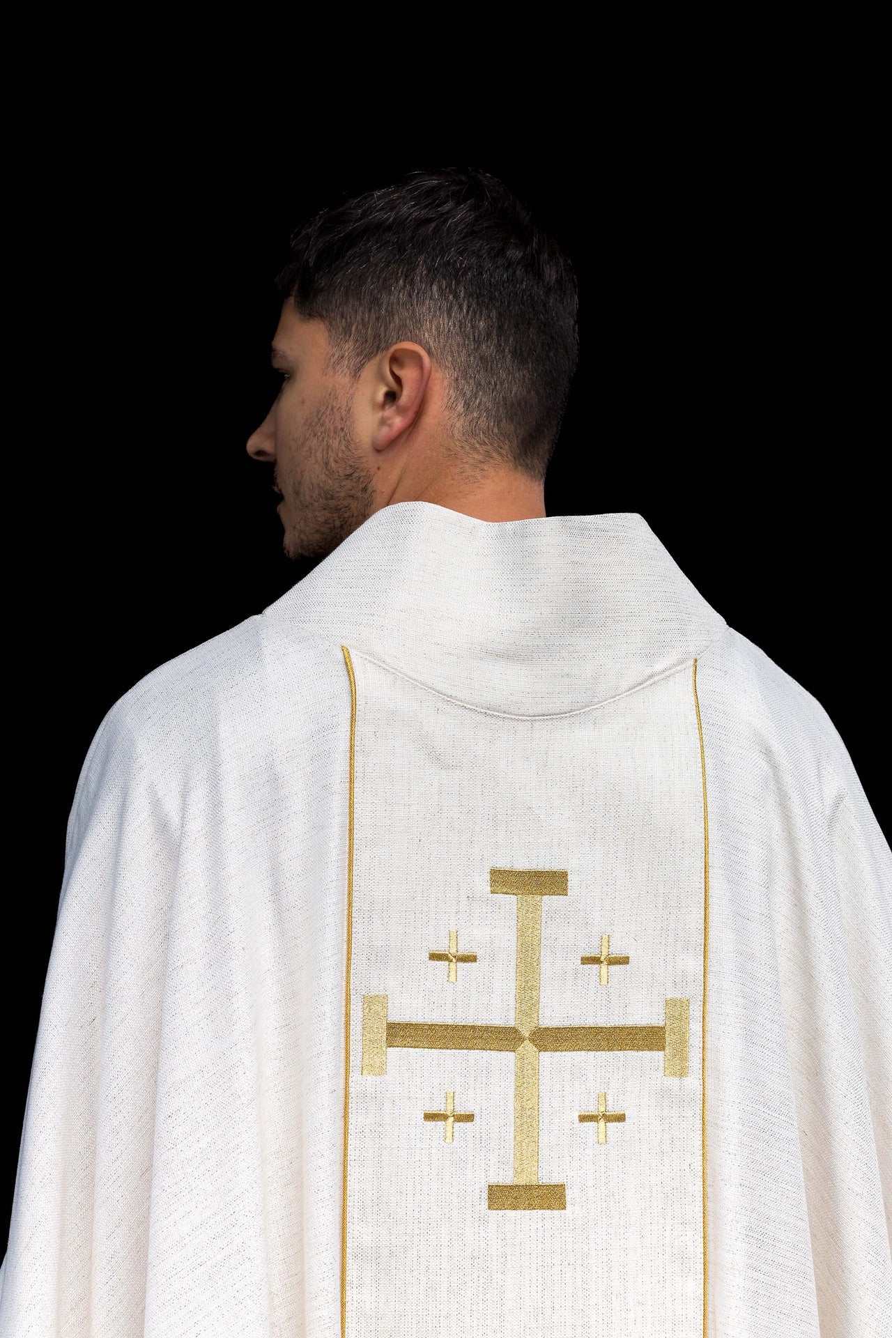 Bestickte Kasel mit Jerusalemer Kreuz – Ecru