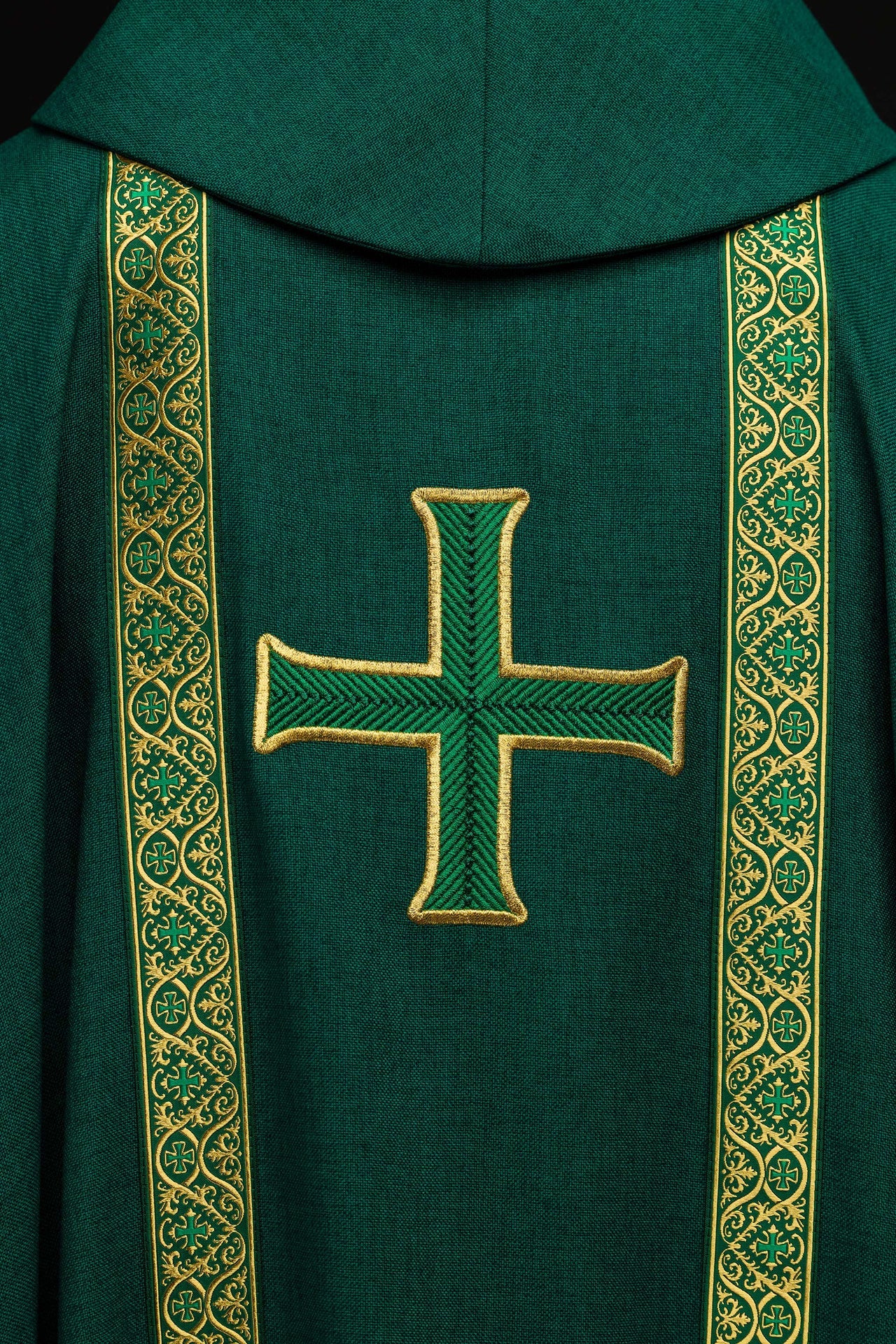 Ornat liturgiczny zielony z haftowanym krzyżem i taśmami żakardowymi - ORNATY.PL
