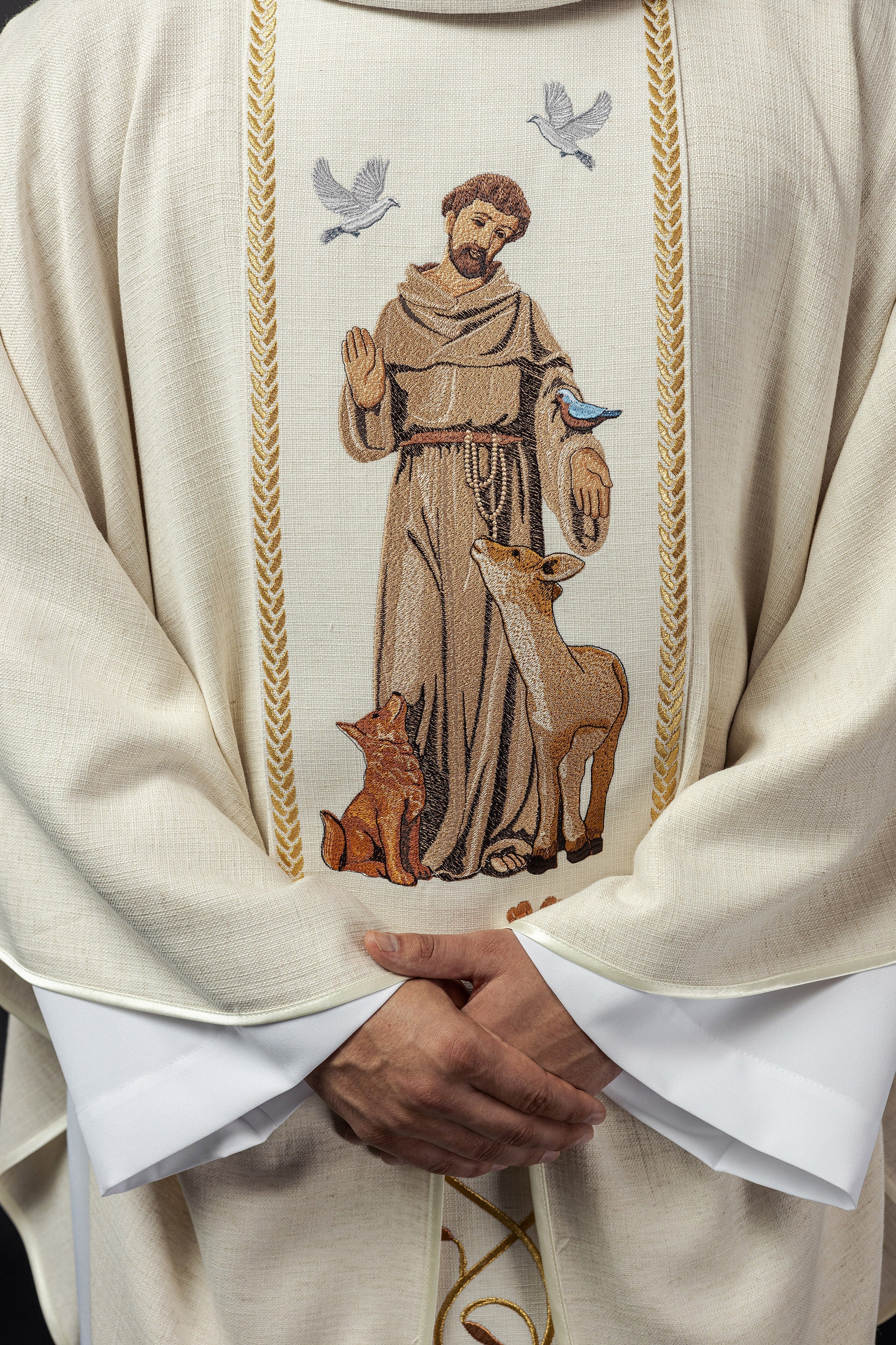 Gesticktes Messgewand mit dem Bild des Heiligen Franziskus