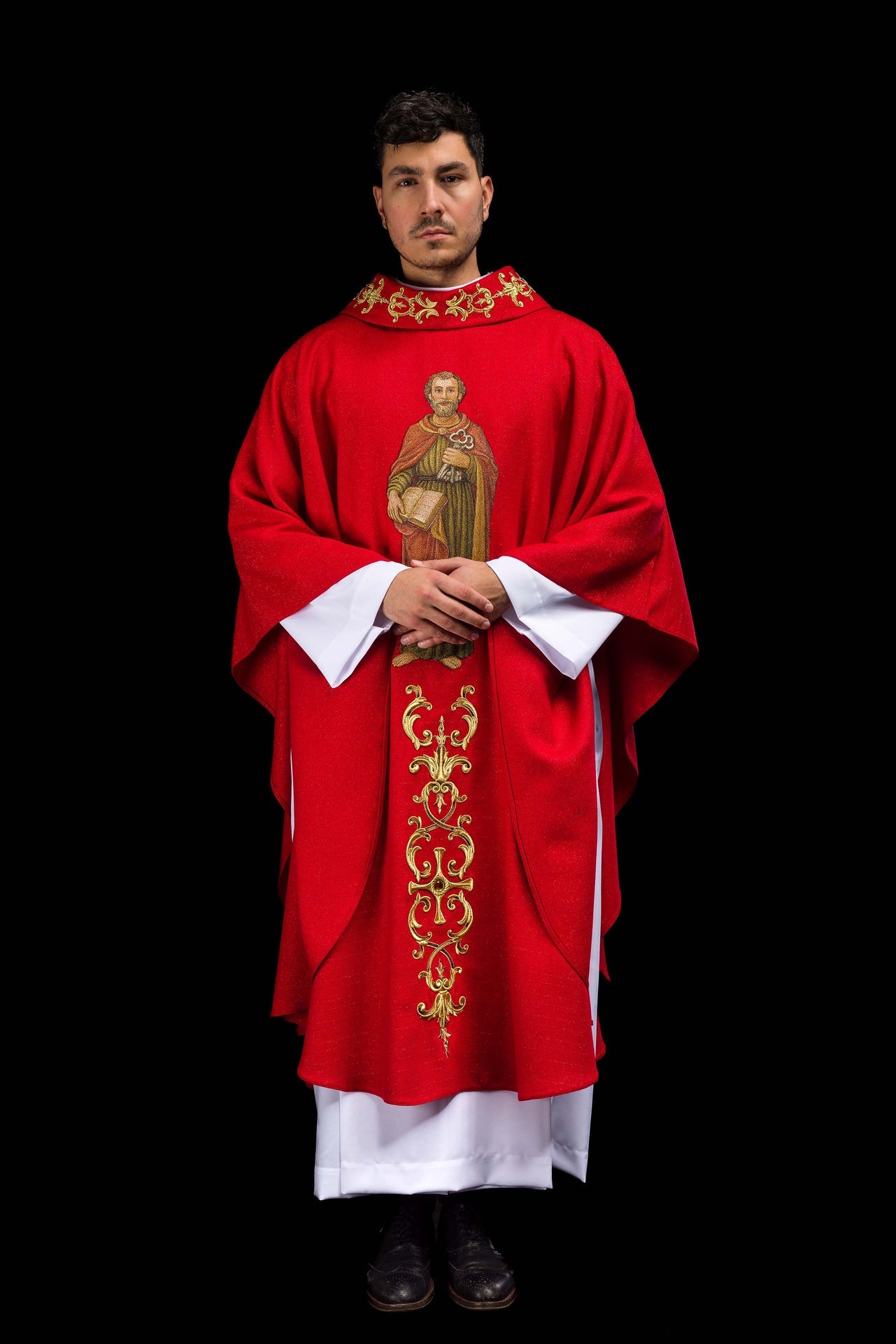 Ornat bogato haftowany z wizerunkiem Świętego Piotra Czerwony - ORNATY.PL