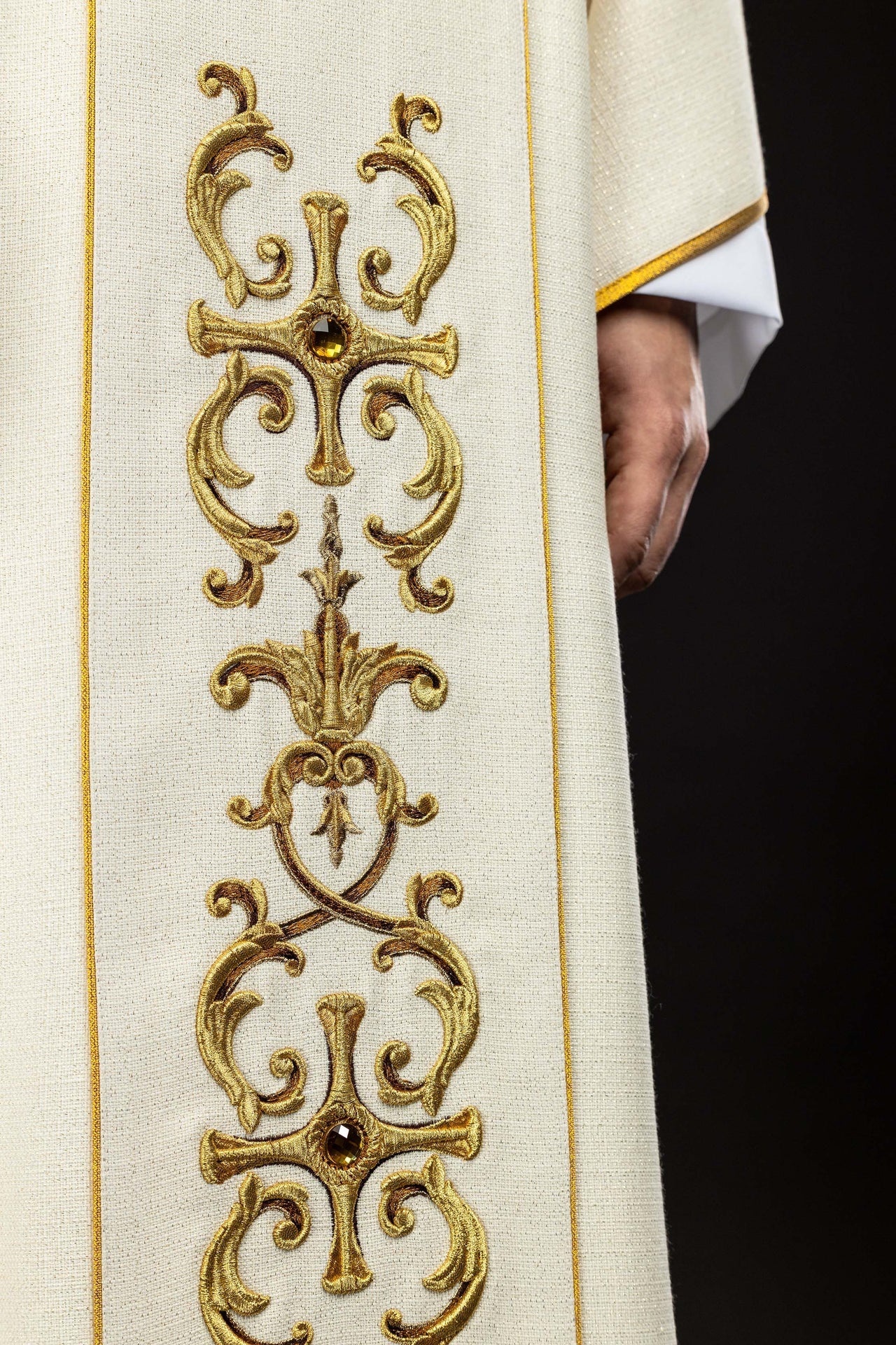 Reich besticktes Messgewand mit dem Bild der Muttergottes vom Rosenkranz