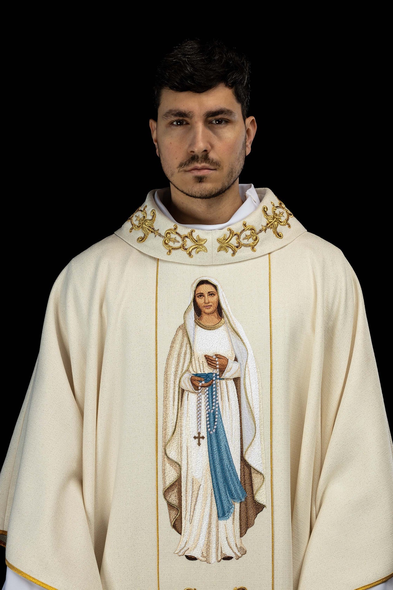 Reich besticktes Messgewand mit dem Bild der Muttergottes vom Rosenkranz