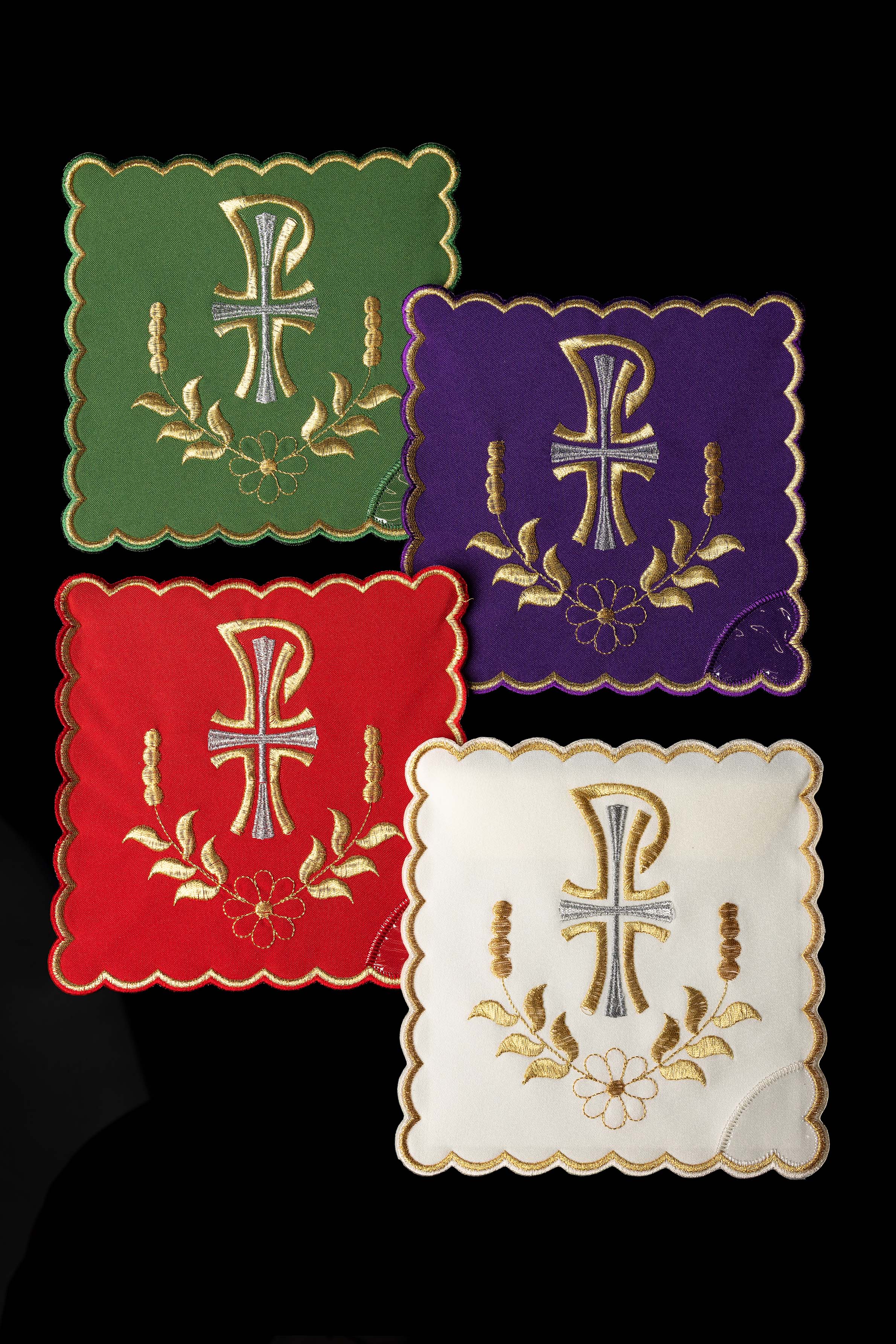 Set von Kelchpallen mit PAX-Symbol in vier liturgischen Farben