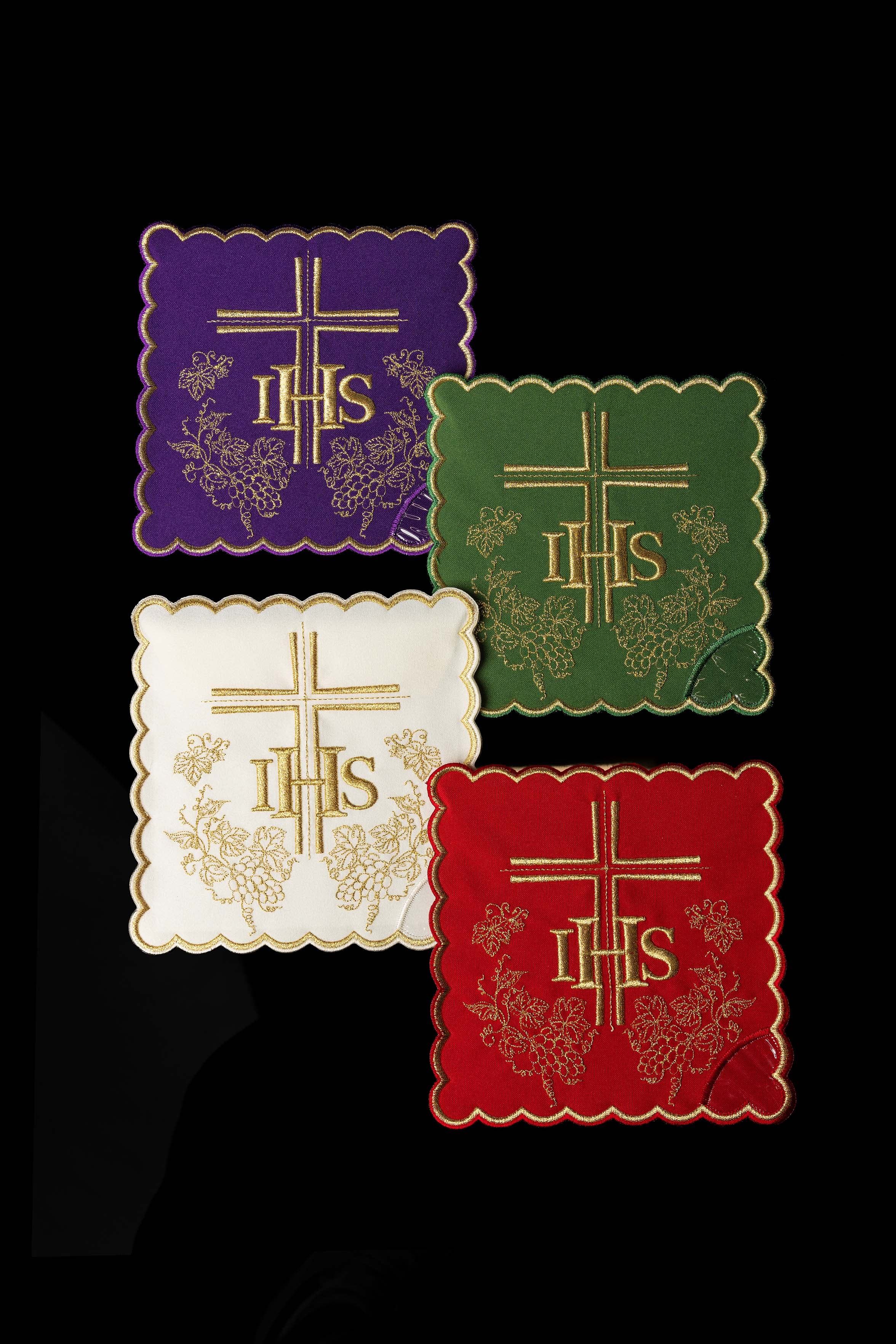 Set von Kelchpallen mit IHS-Symbol in vier liturgischen Farben