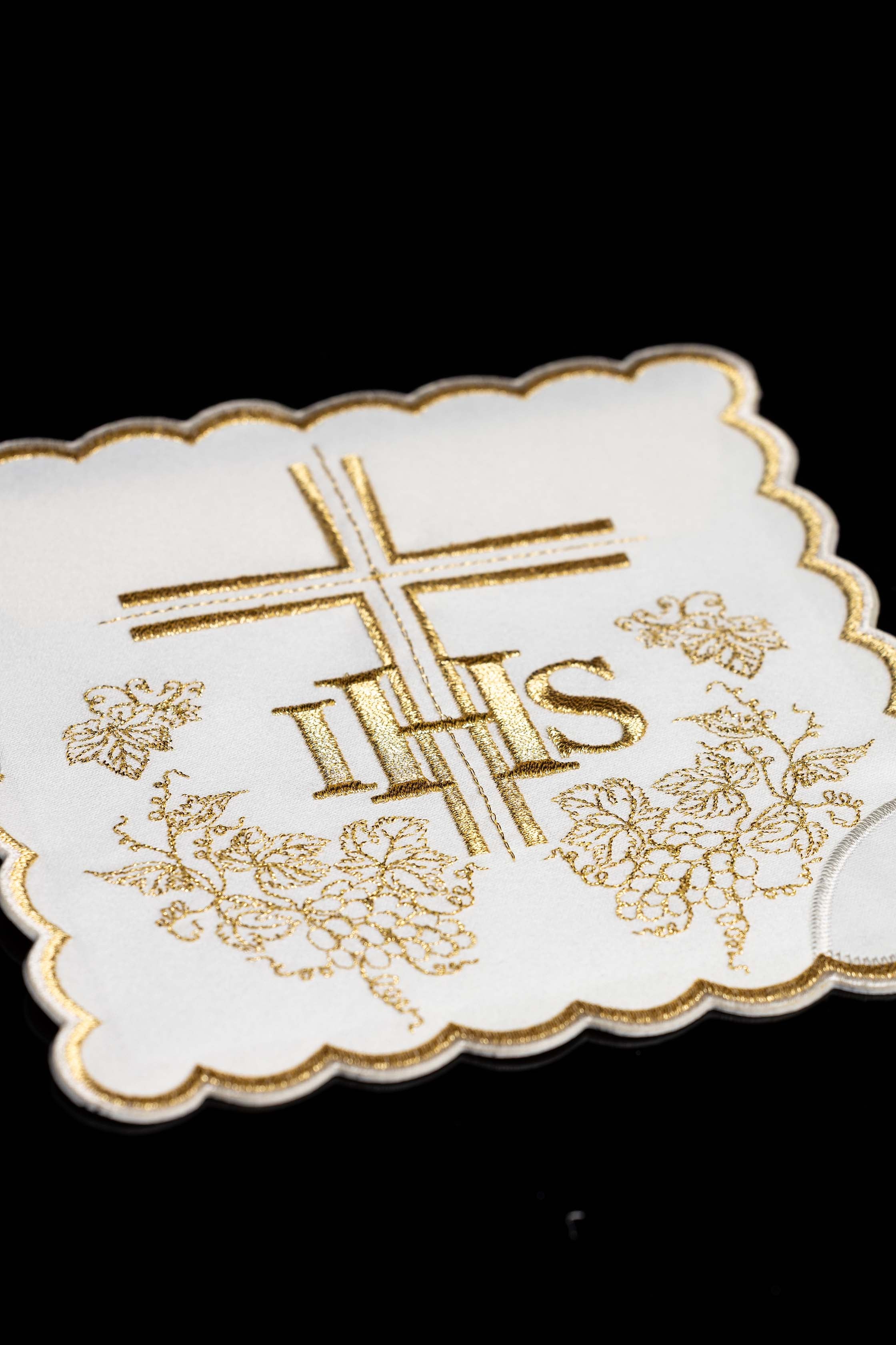 Set von Kelchpallen mit IHS-Symbol in vier liturgischen Farben
