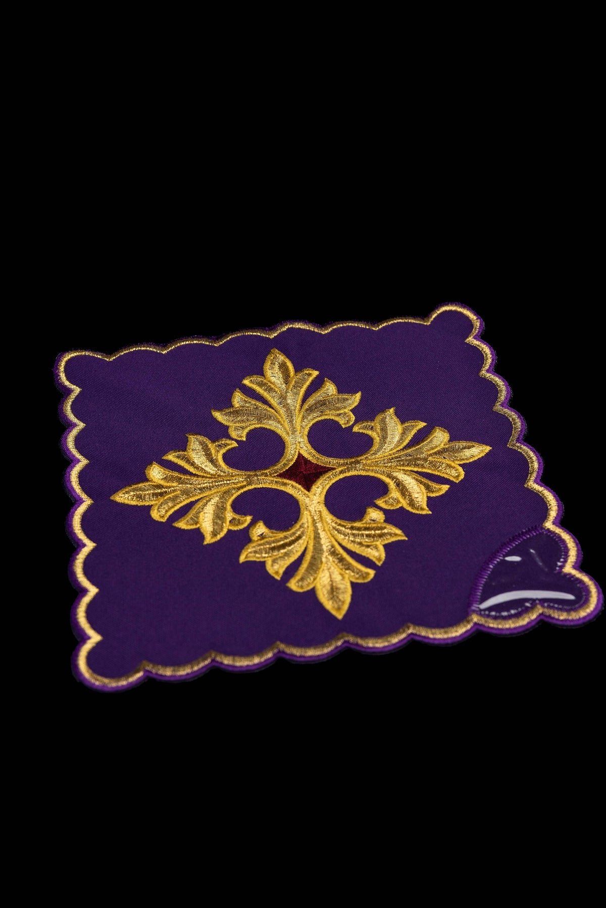 Set aus vier Kelchpallen mit gesticktem Kreuzsymbol