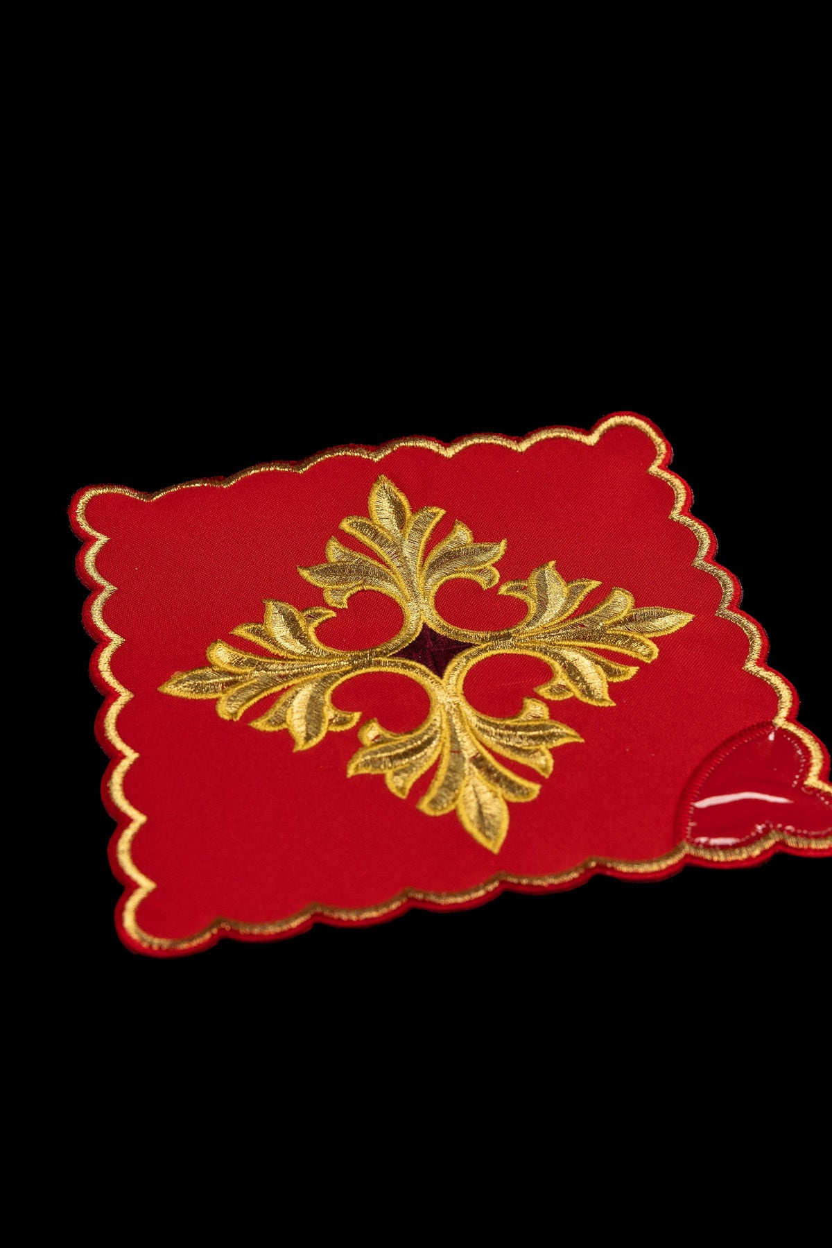Set aus vier Kelchpallen mit gesticktem Kreuzsymbol