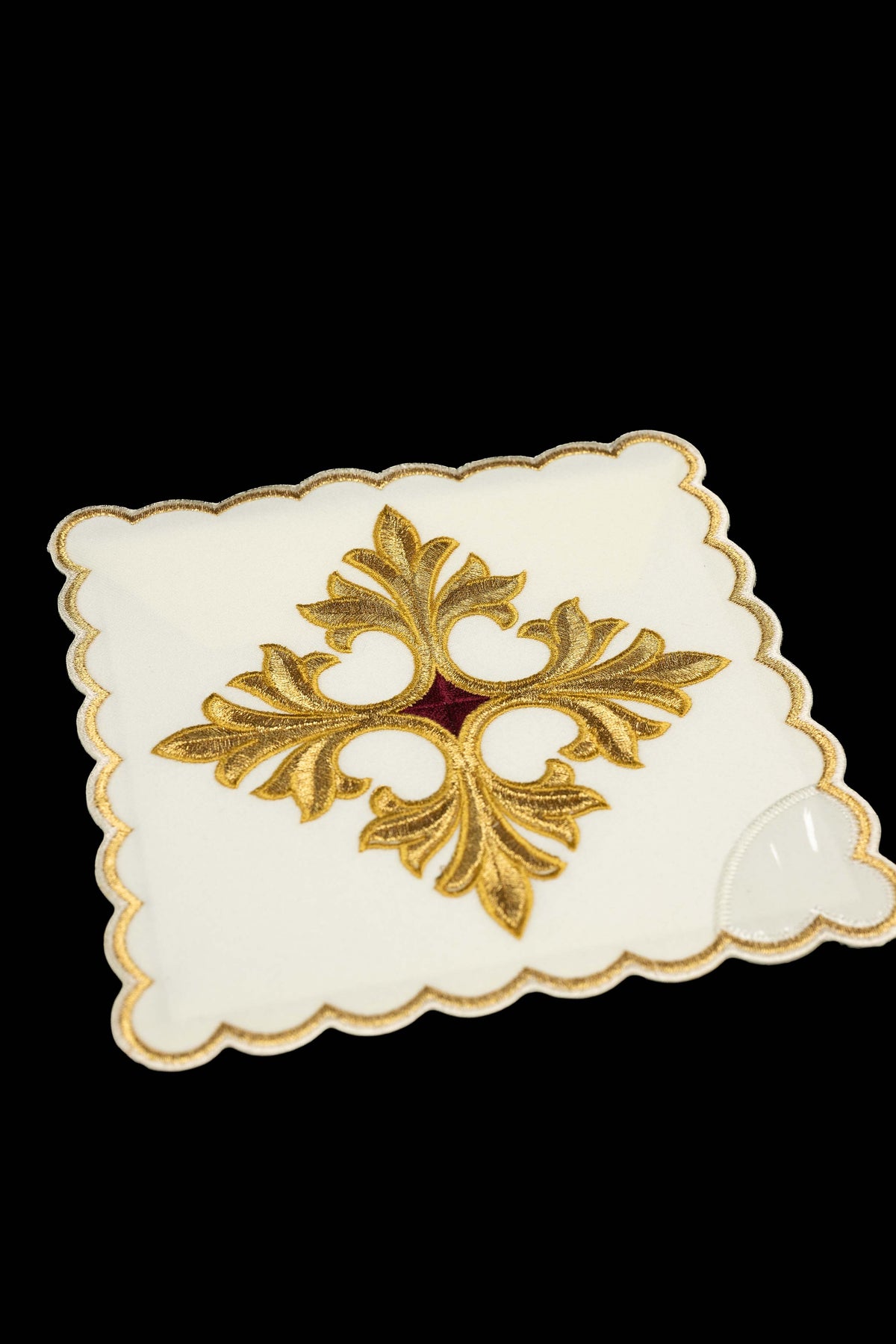 Set aus vier Kelchpallen mit gesticktem Kreuzsymbol