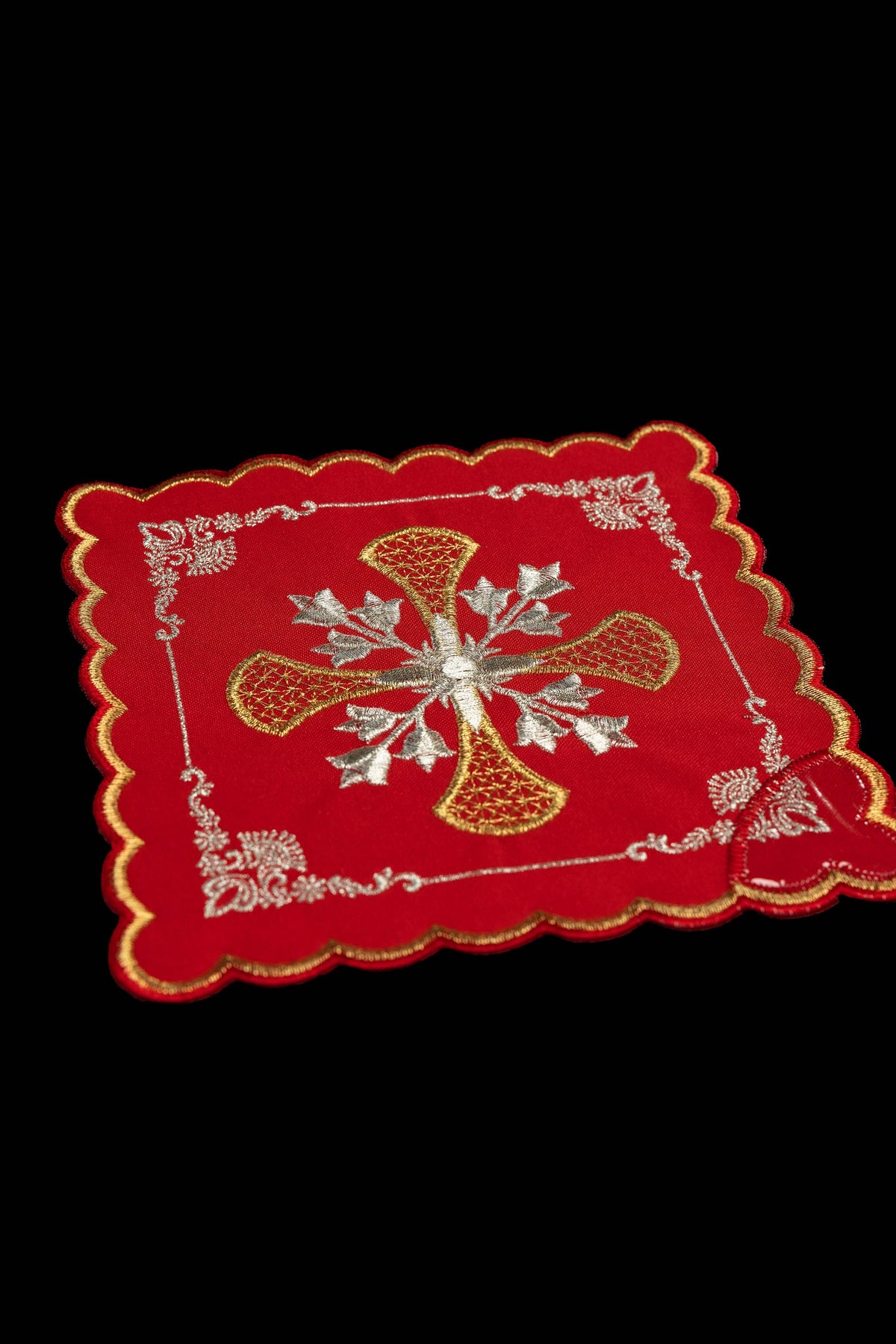 Set aus vier Kelchpallen mit gesticktem Kreuzmotiv und floralen Ornamenten
