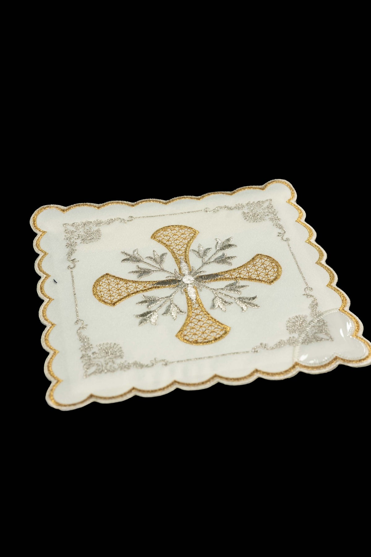 Set aus vier Kelchpallen mit gesticktem Kreuzmotiv und floralen Ornamenten