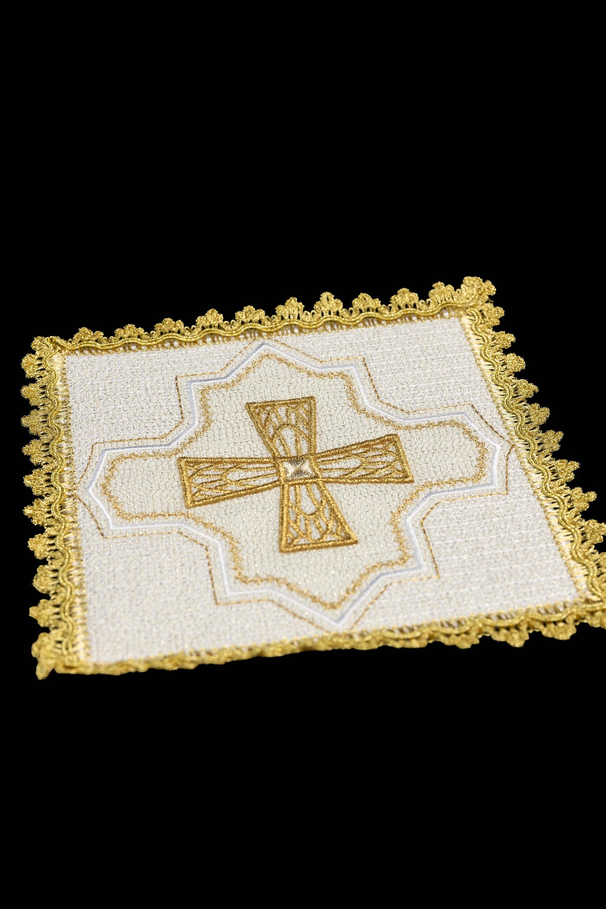 Set aus vier Kelchpallen mit gesticktem Kreuz und goldfarbener Borte
