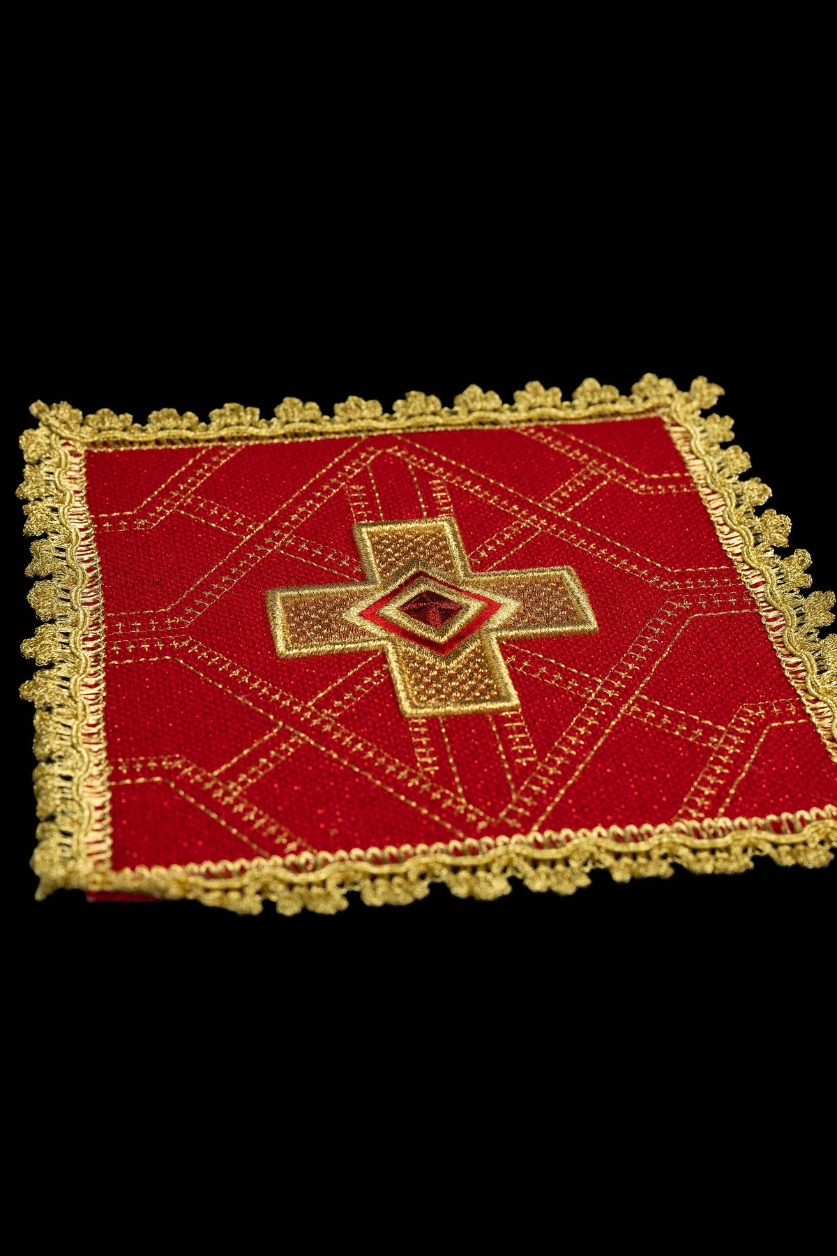 Set aus vier Kelchpallen mit gesticktem Kreuzmotiv und goldfarbener Borte