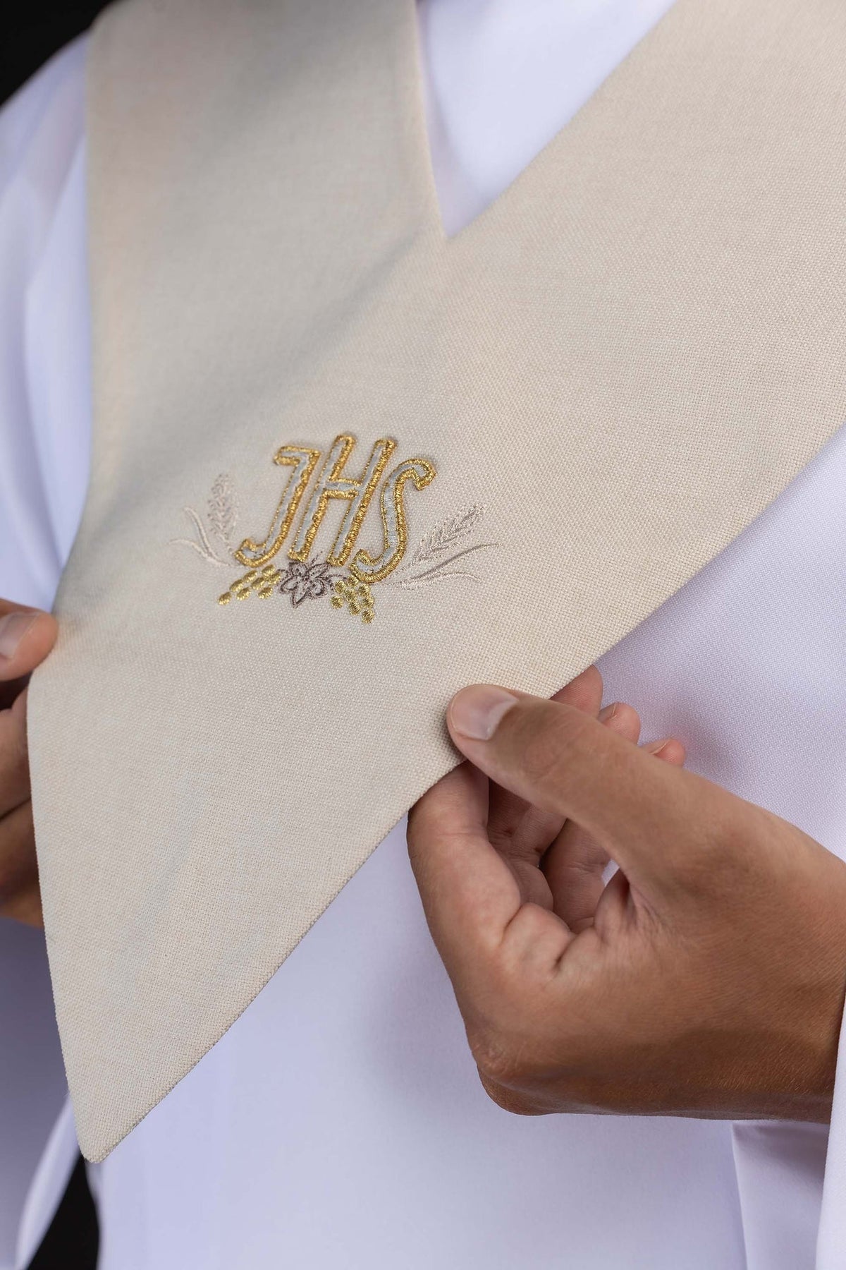 Ecru Lektorenpallium mit goldener IHS-Stickerei