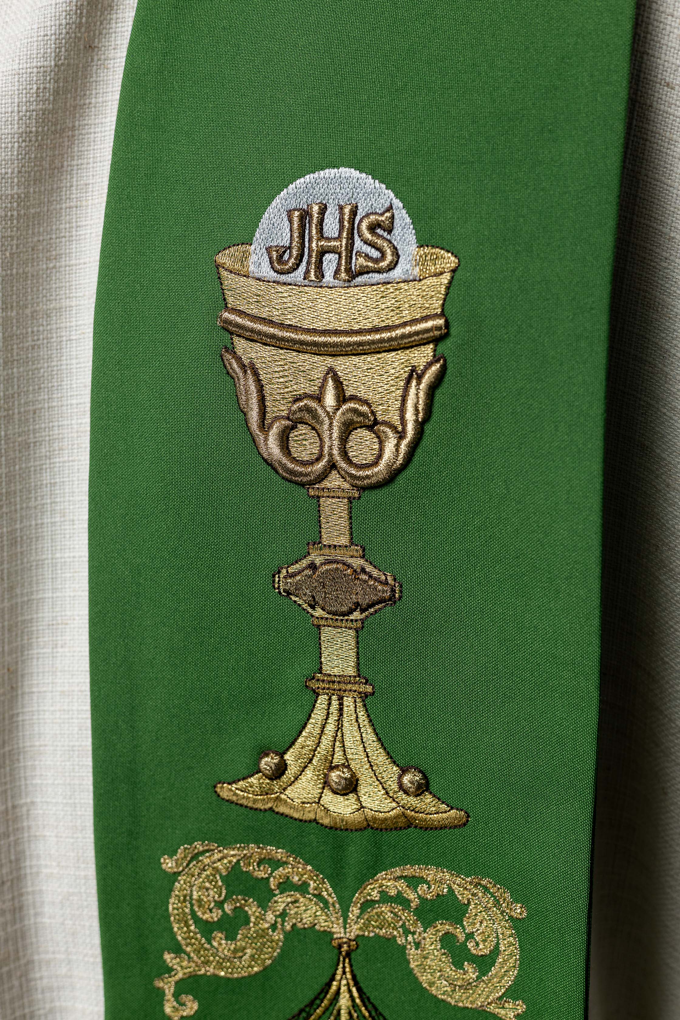 Grüne Priesterstola IHS-Kelch