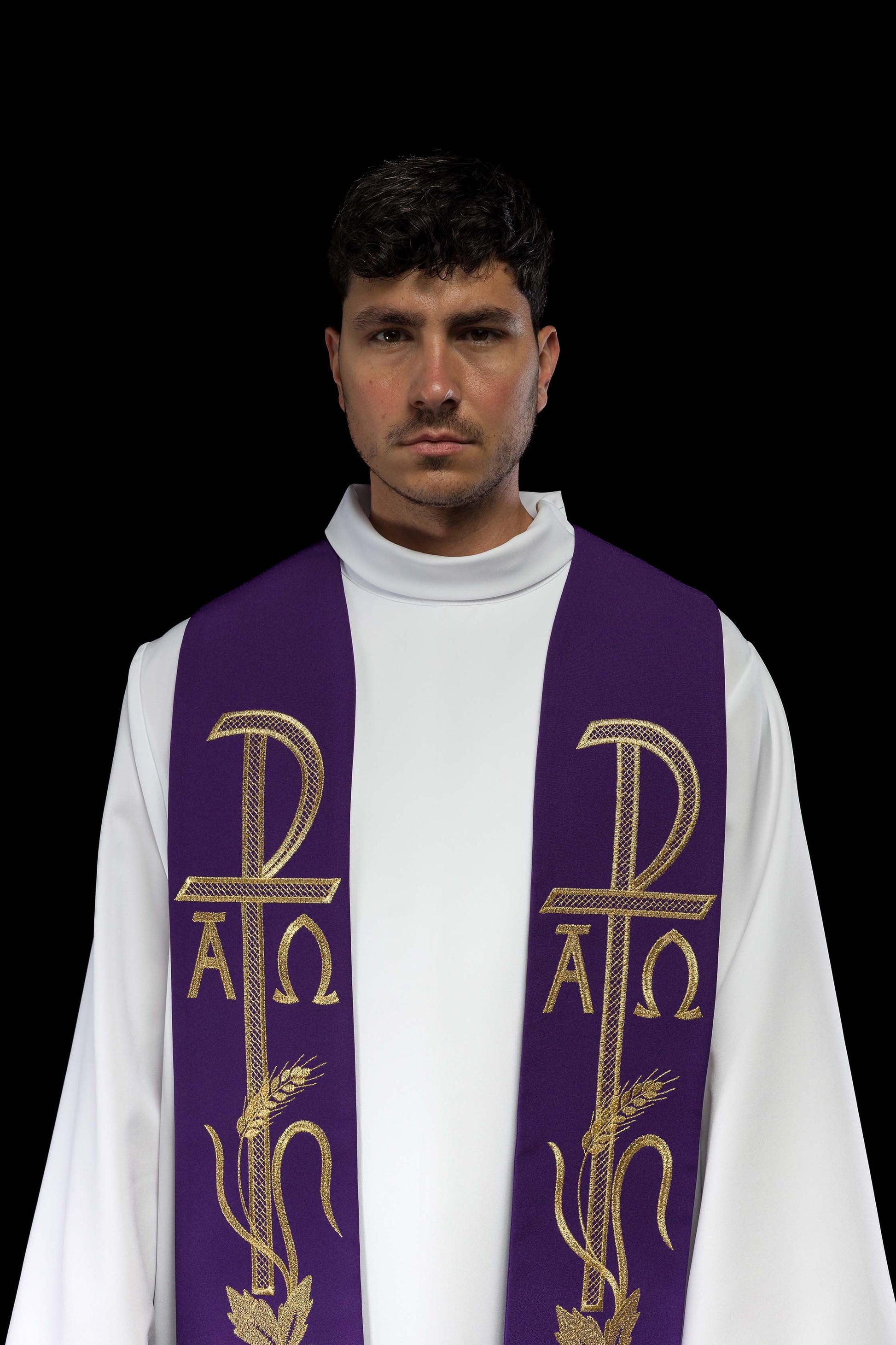 Alpha und Omega bestickte lila Priesterstola