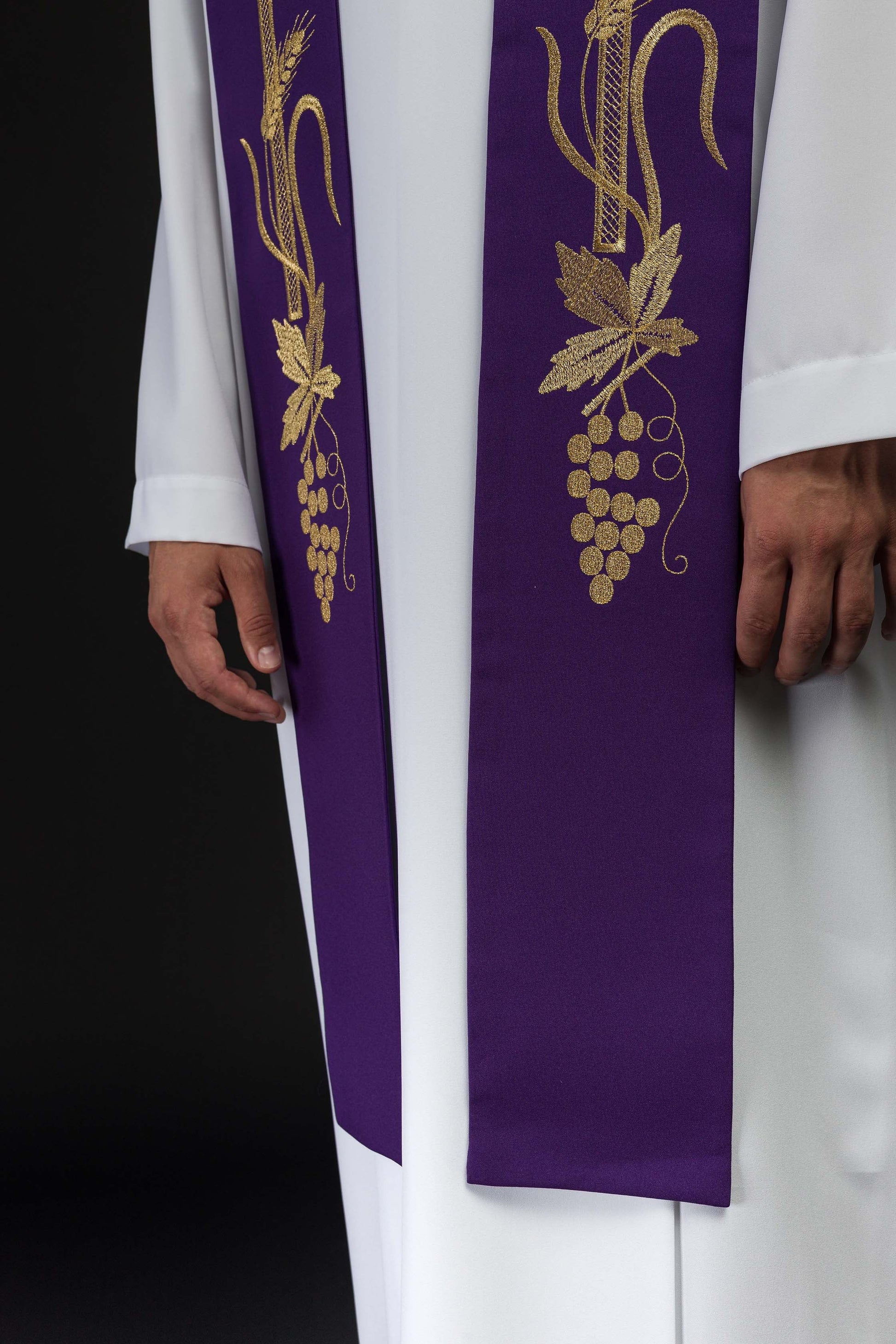Alpha und Omega bestickte lila Priesterstola