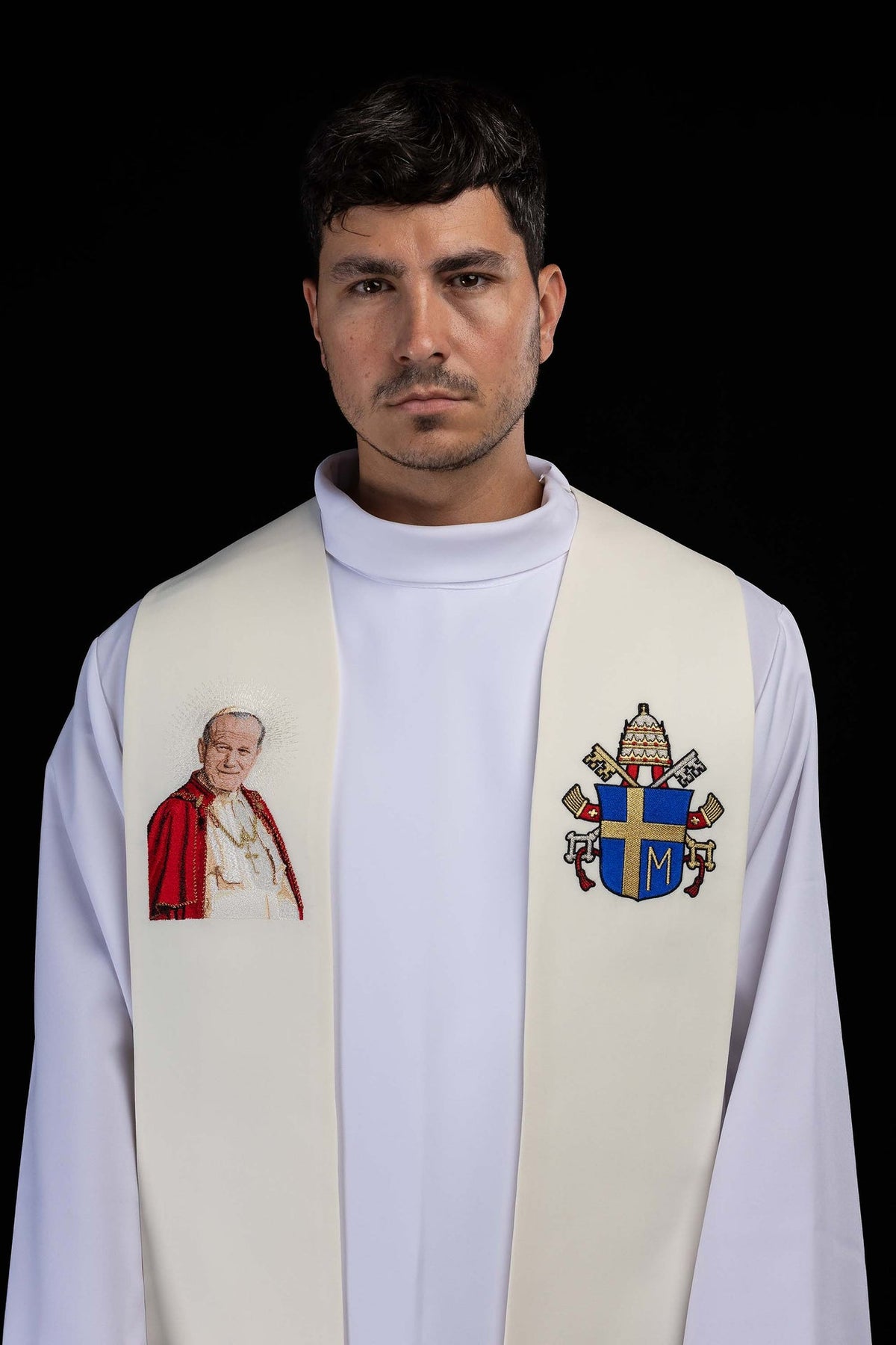 Ecru Stola mit besticktem Bildnis von Johannes Paul II.