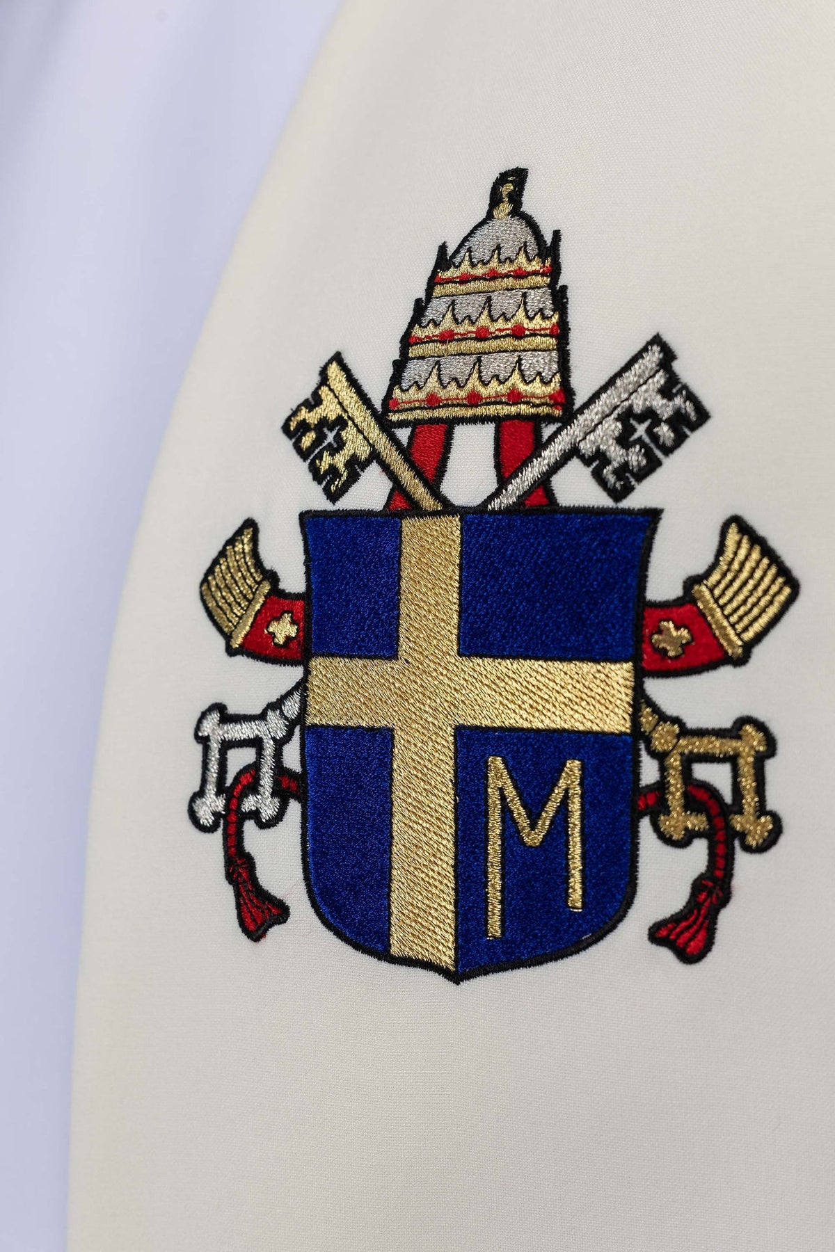 Ecru Stola mit besticktem Bildnis von Johannes Paul II.