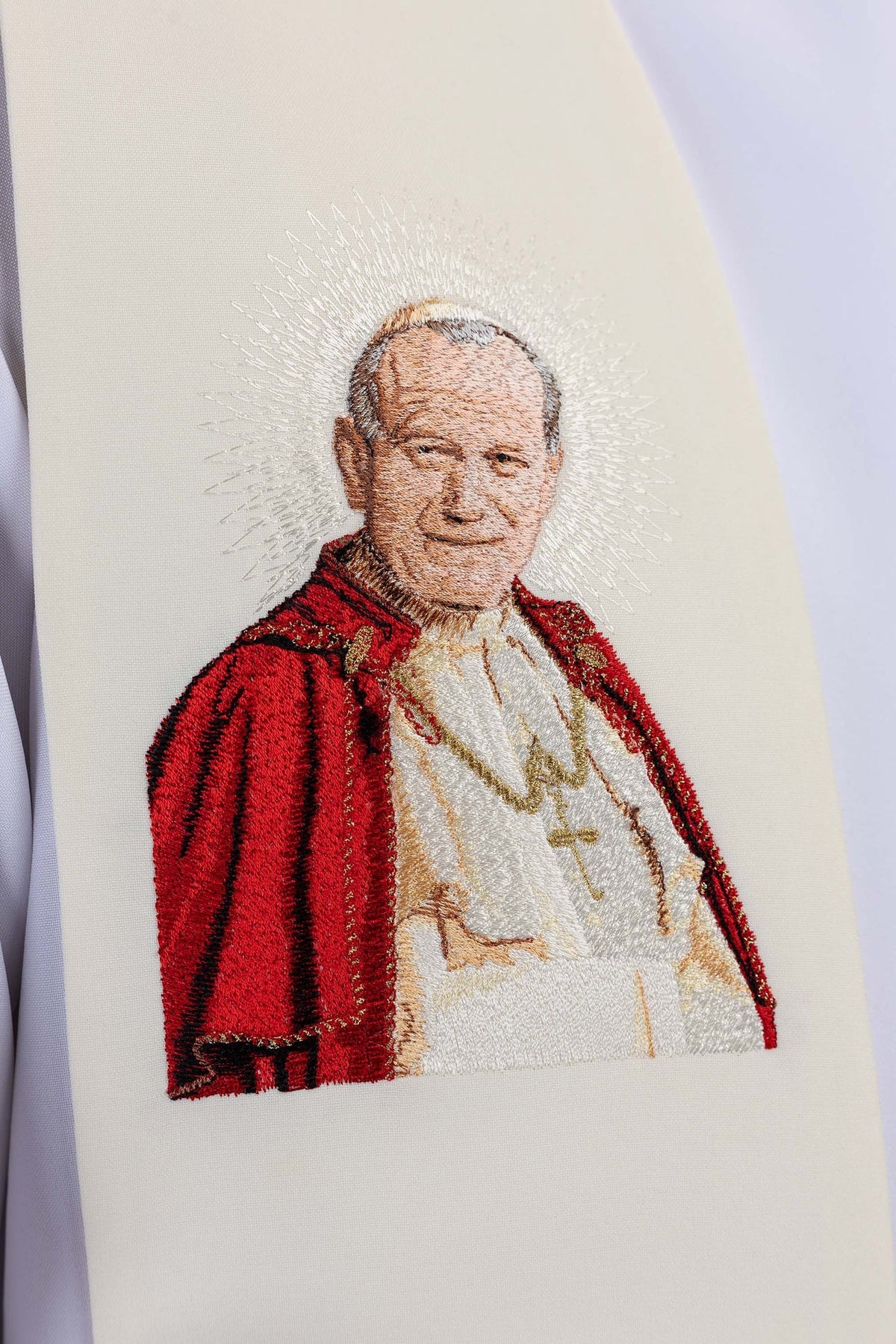 Ecru Stola mit besticktem Bildnis von Johannes Paul II.