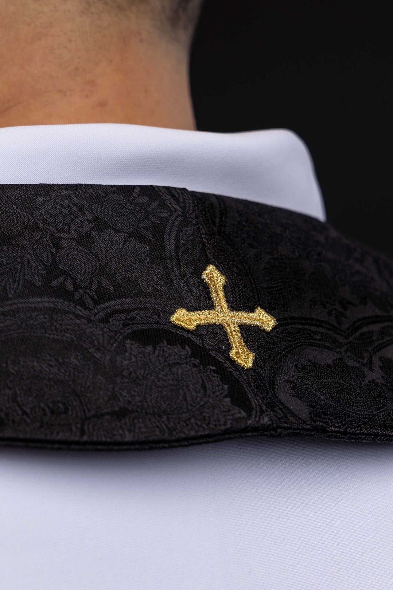 Bestickte Stola mit Kreuzmotiv schwarzer Jacquardstoff
