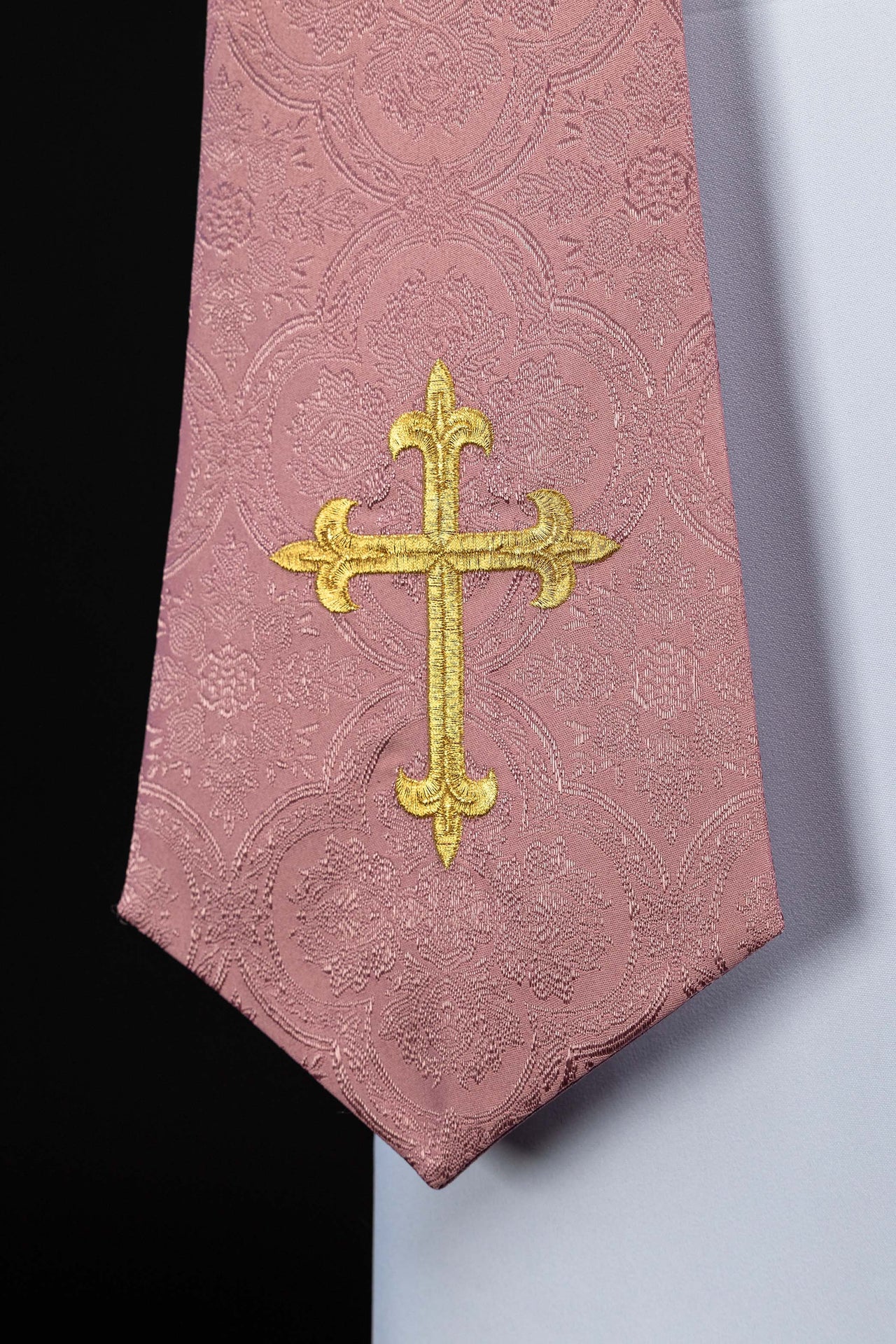 Bestickte Stola mit Kreuzmotiv rosafarbener Jacquardstoff