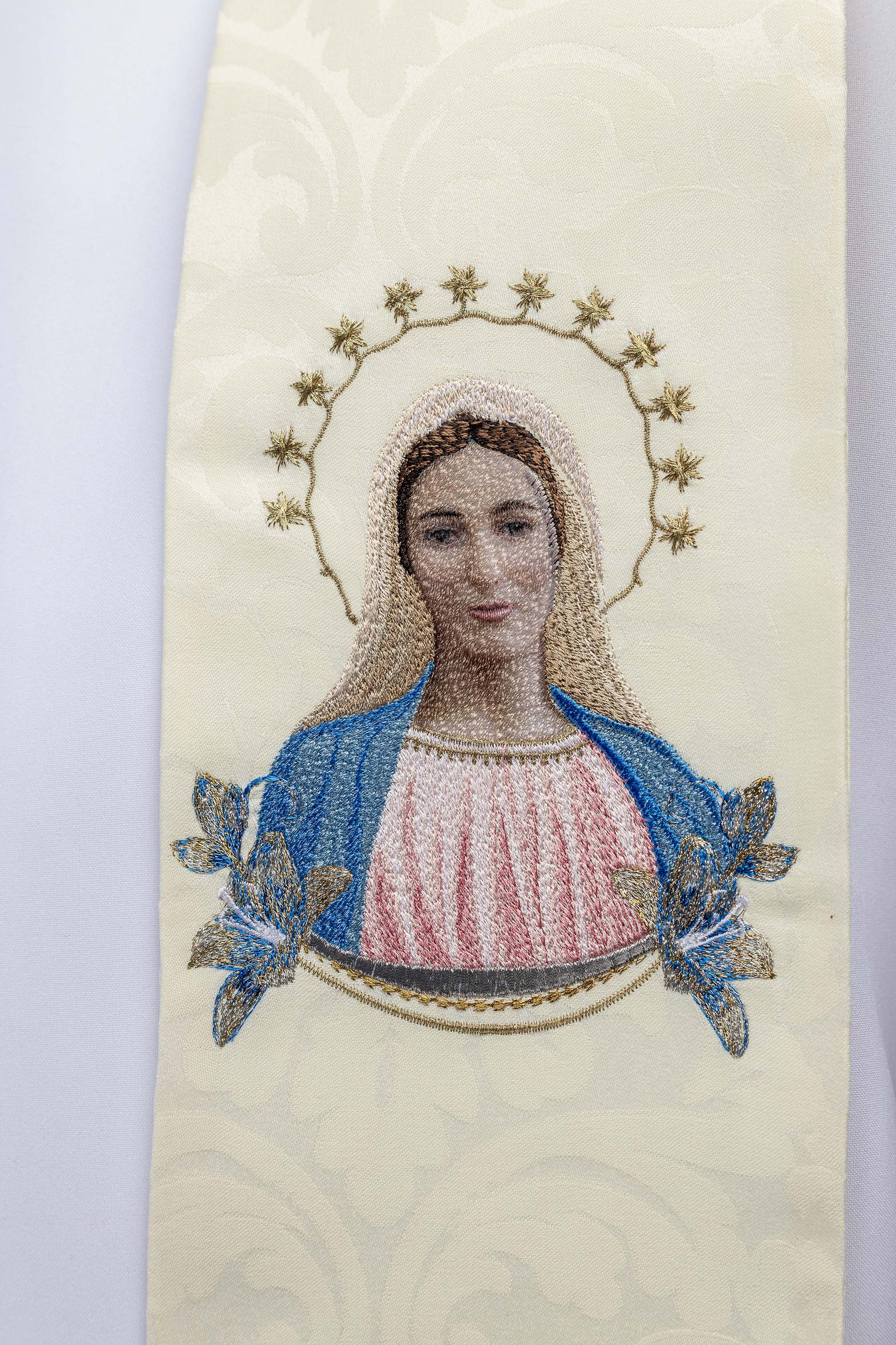 Bestickte Stola mit dem Bildnis Unserer Lieben Frau von Medjugorje