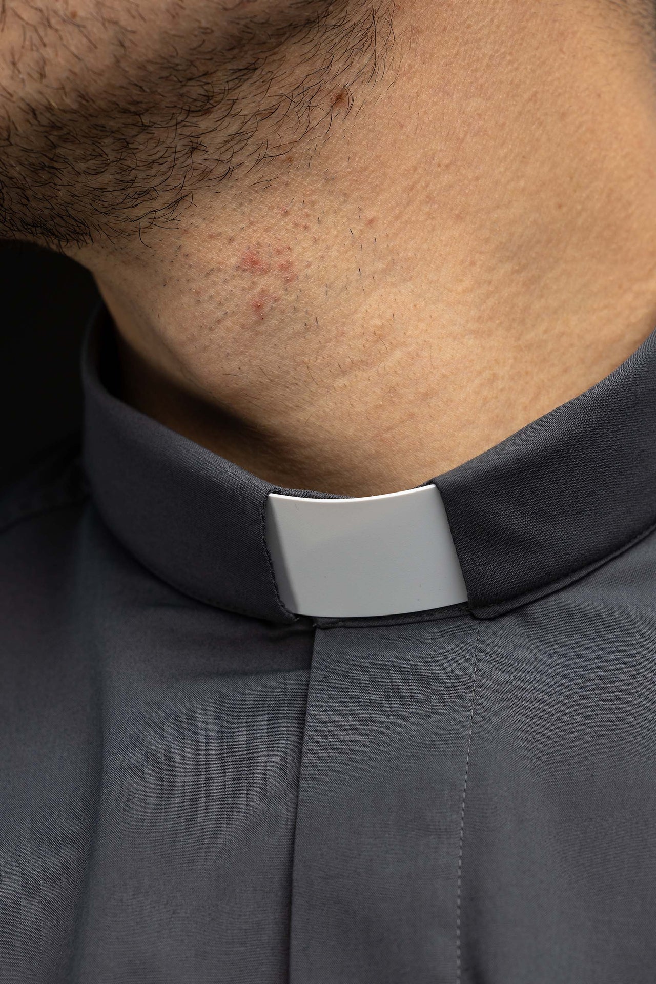 Dunkelgraues langärmeliges Klerikerhemd mit Priesterkragen