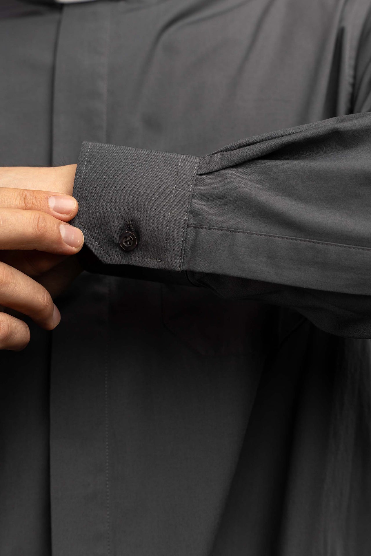 Dunkelgraues langärmeliges Klerikerhemd mit Priesterkragen