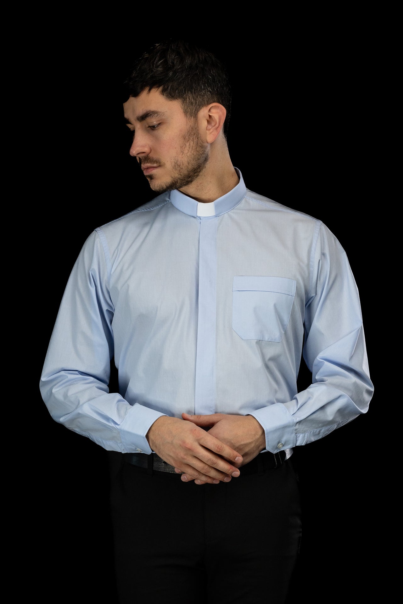 Blaues langärmeliges Klerikerhemd mit Priesterkragen