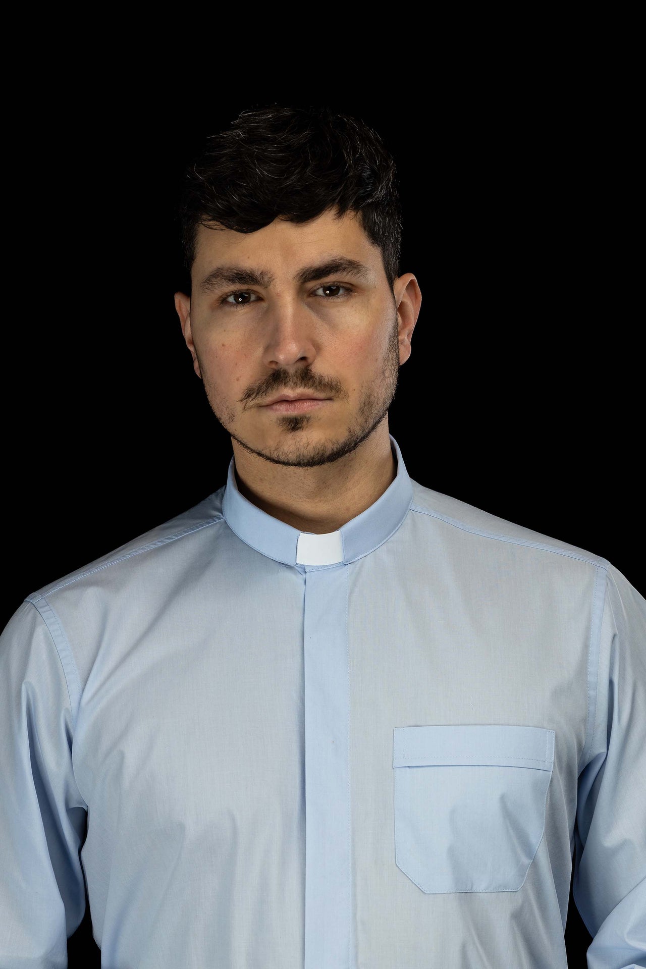 Blaues langärmeliges Klerikerhemd mit Priesterkragen