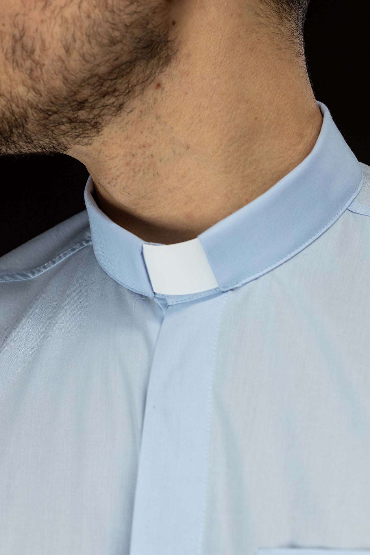 Blaues langärmeliges Klerikerhemd mit Priesterkragen
