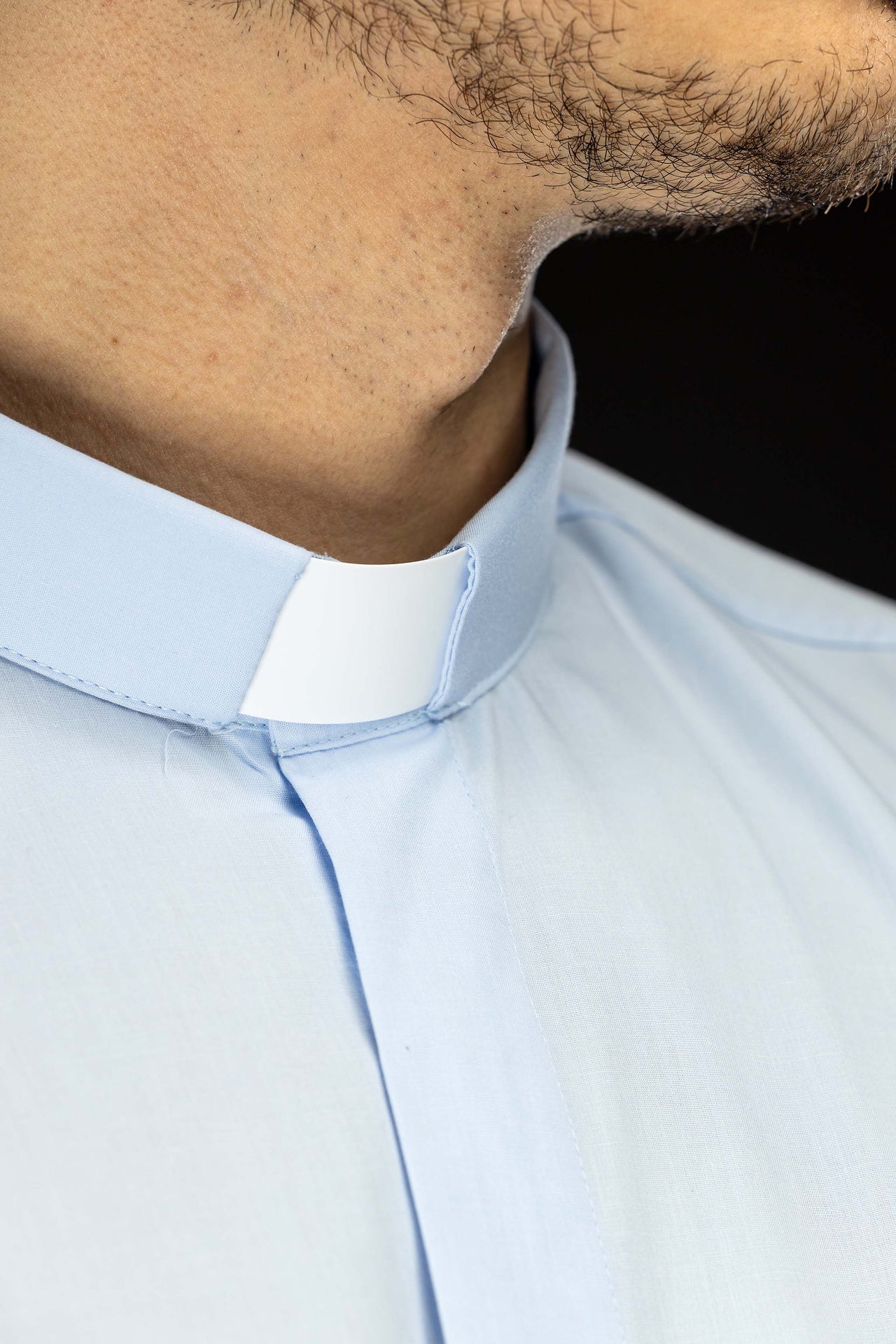 Blaues langärmeliges Klerikerhemd mit Priesterkragen