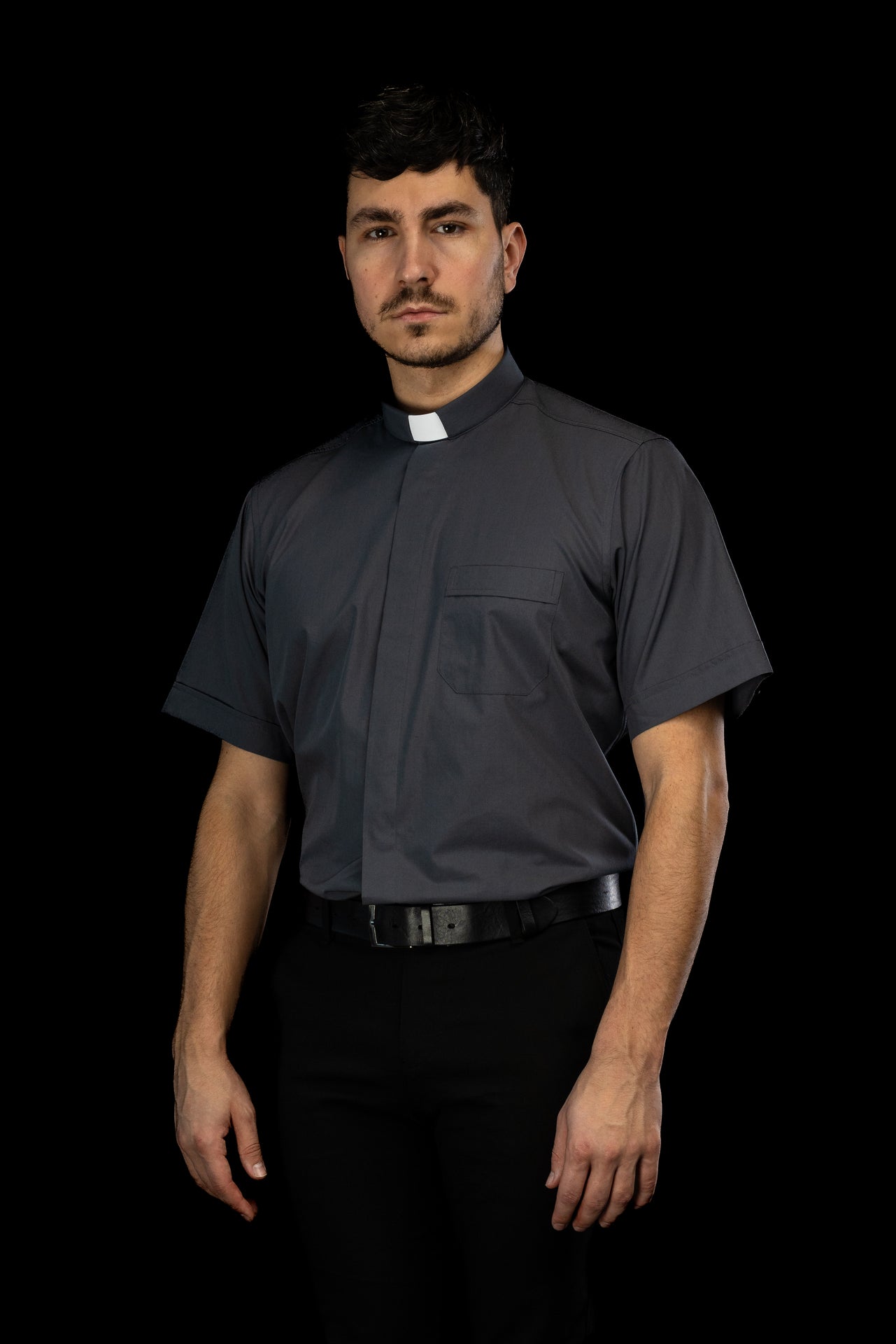 Dunkelgraues kurzärmeliges Klerikerhemd mit Priesterkragen