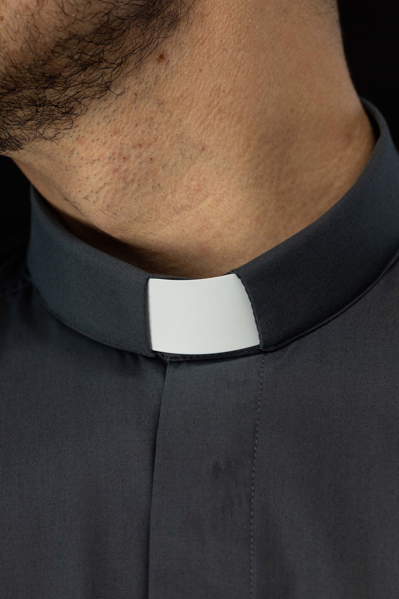 Dunkelgraues kurzärmeliges Klerikerhemd mit Priesterkragen
