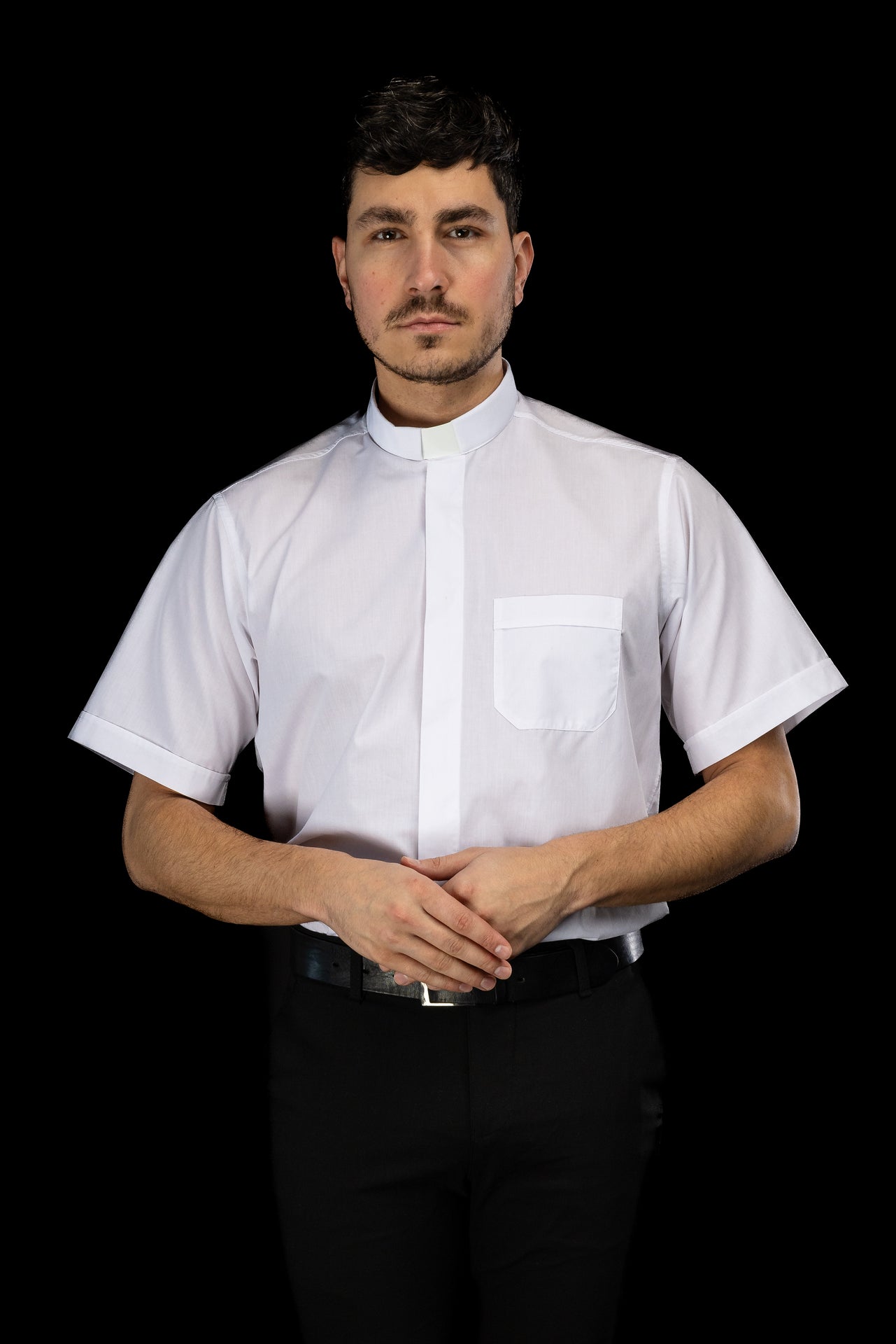 Weißes kurzärmeliges Klerikerhemd mit Priesterkragen